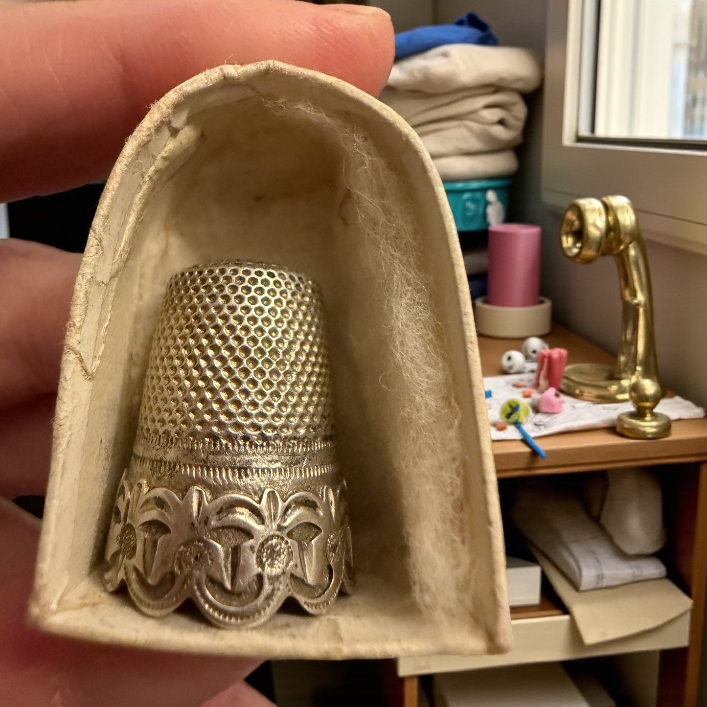 Prezioso ditale in argento antico completo di custodia, Francia, fine ‘800