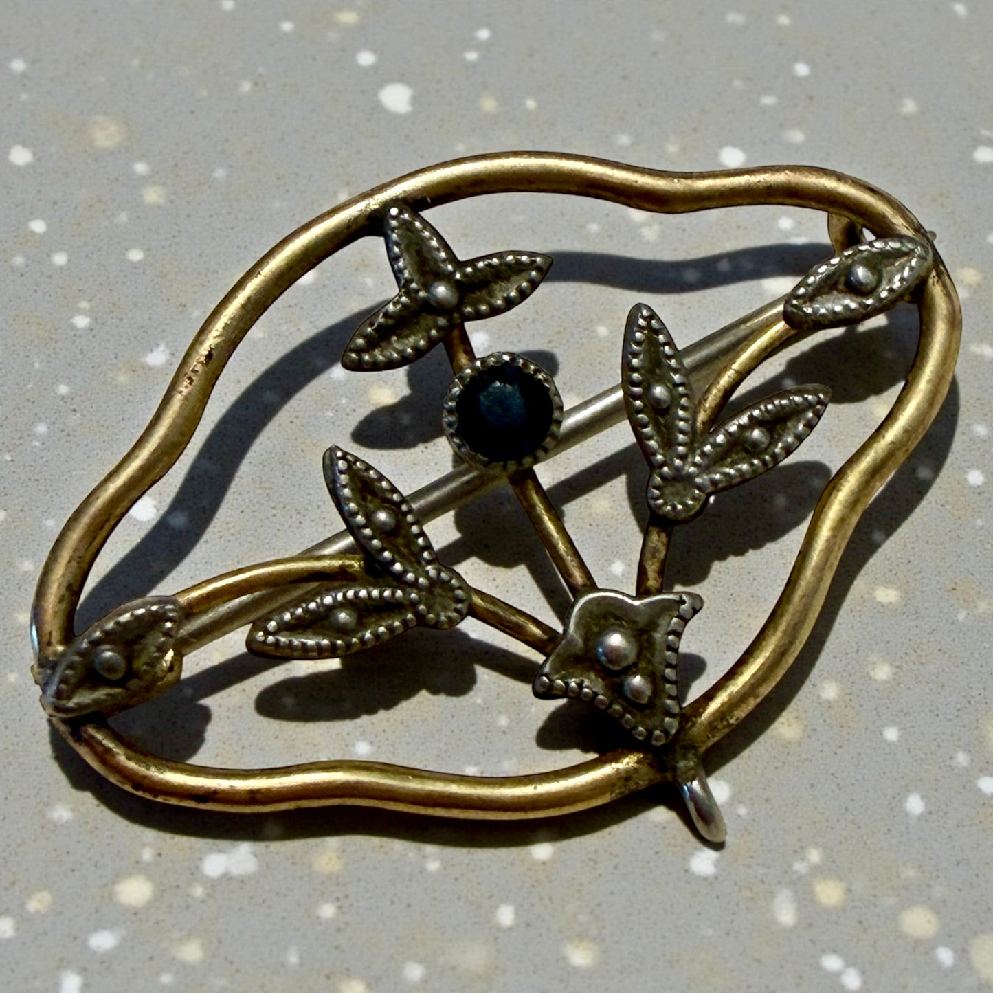 Deliziosa e fine spilla da giorno placcata oro con pasta vitrea blu centrale, fine ‘800 - primo ‘900