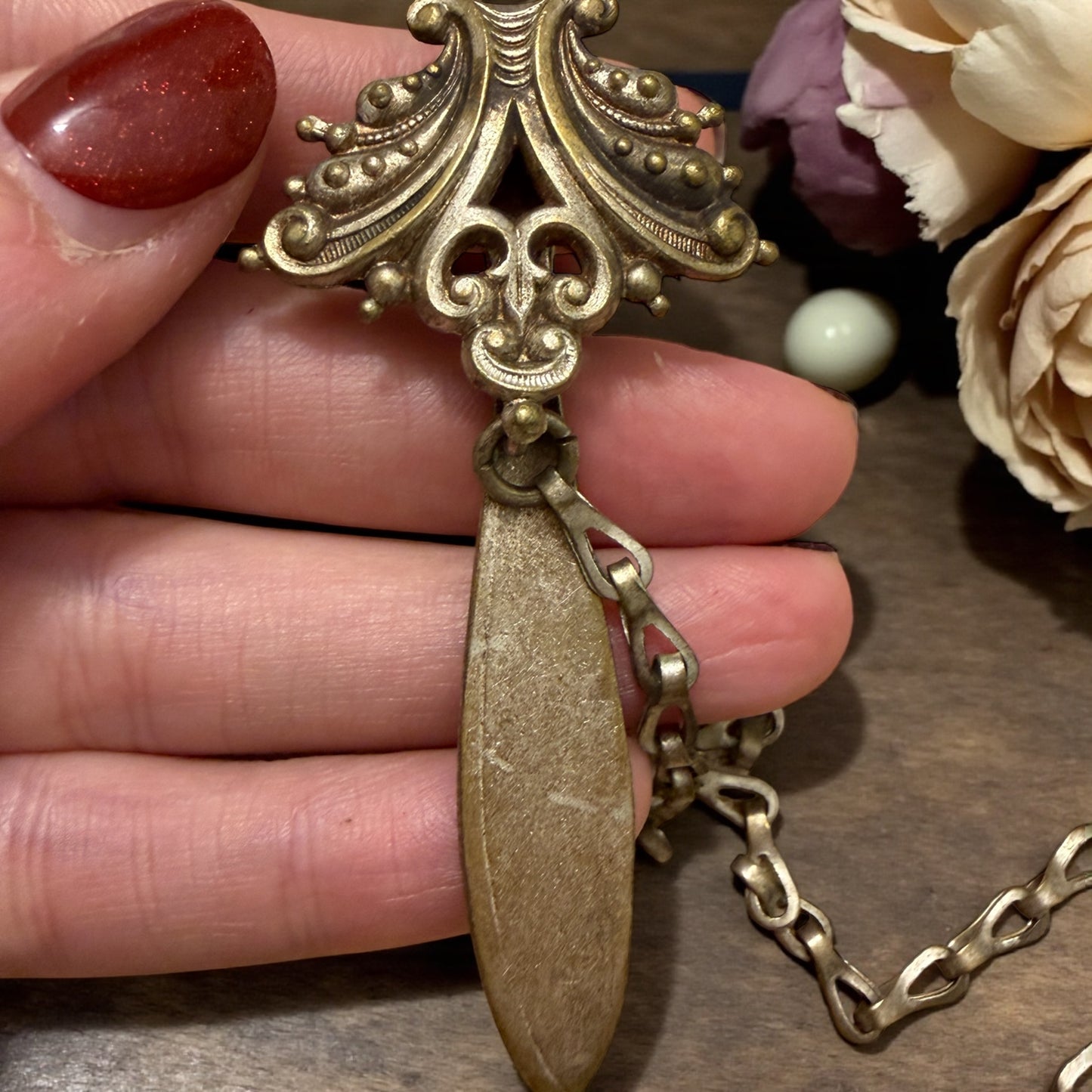 Antica chatelaine ad una catena con fermaglio neo rococò, fine ‘800 inizio ‘900