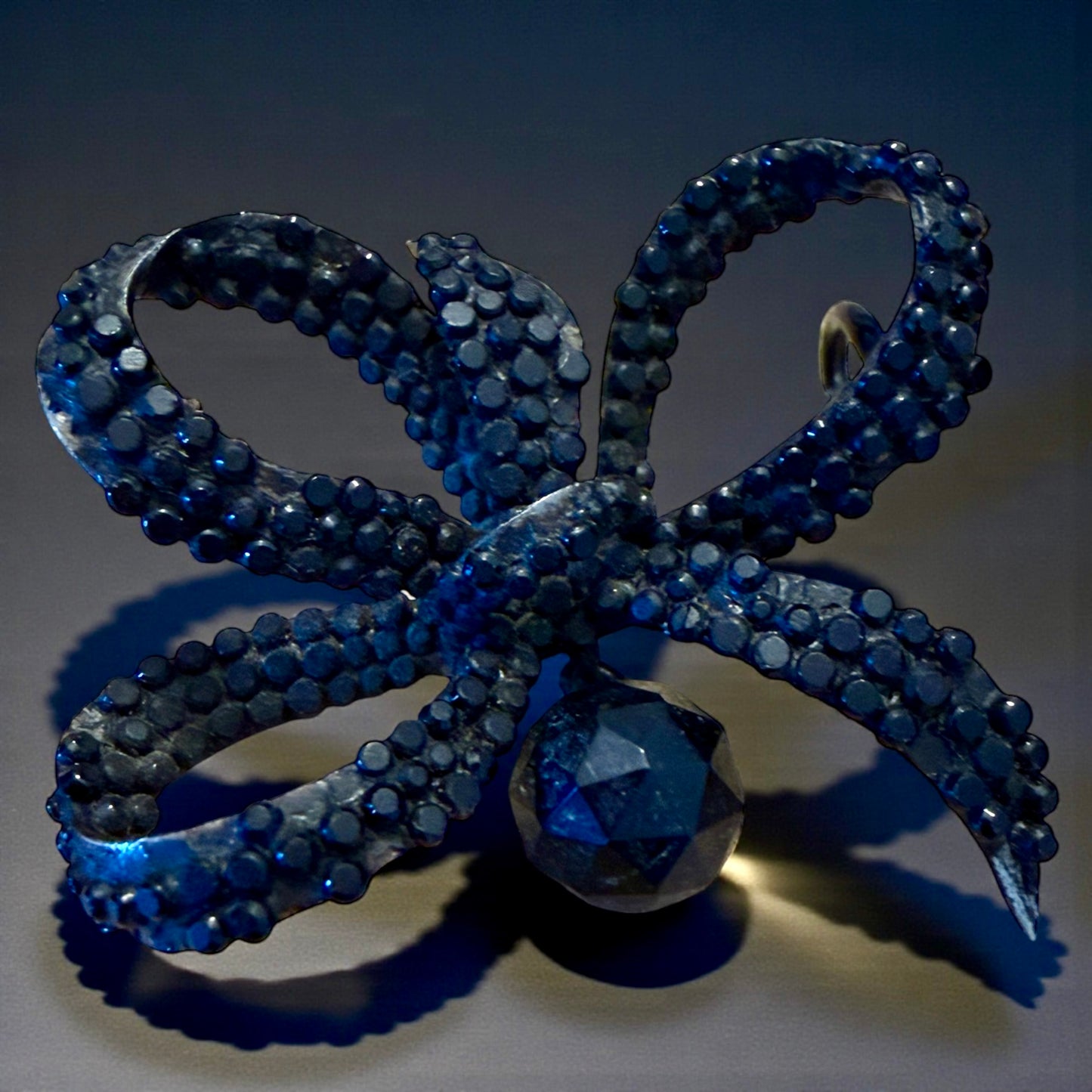 Antica spilla vittoriana da lutto fine ‘800 con nodo a tre anse e vetro sfaccettato