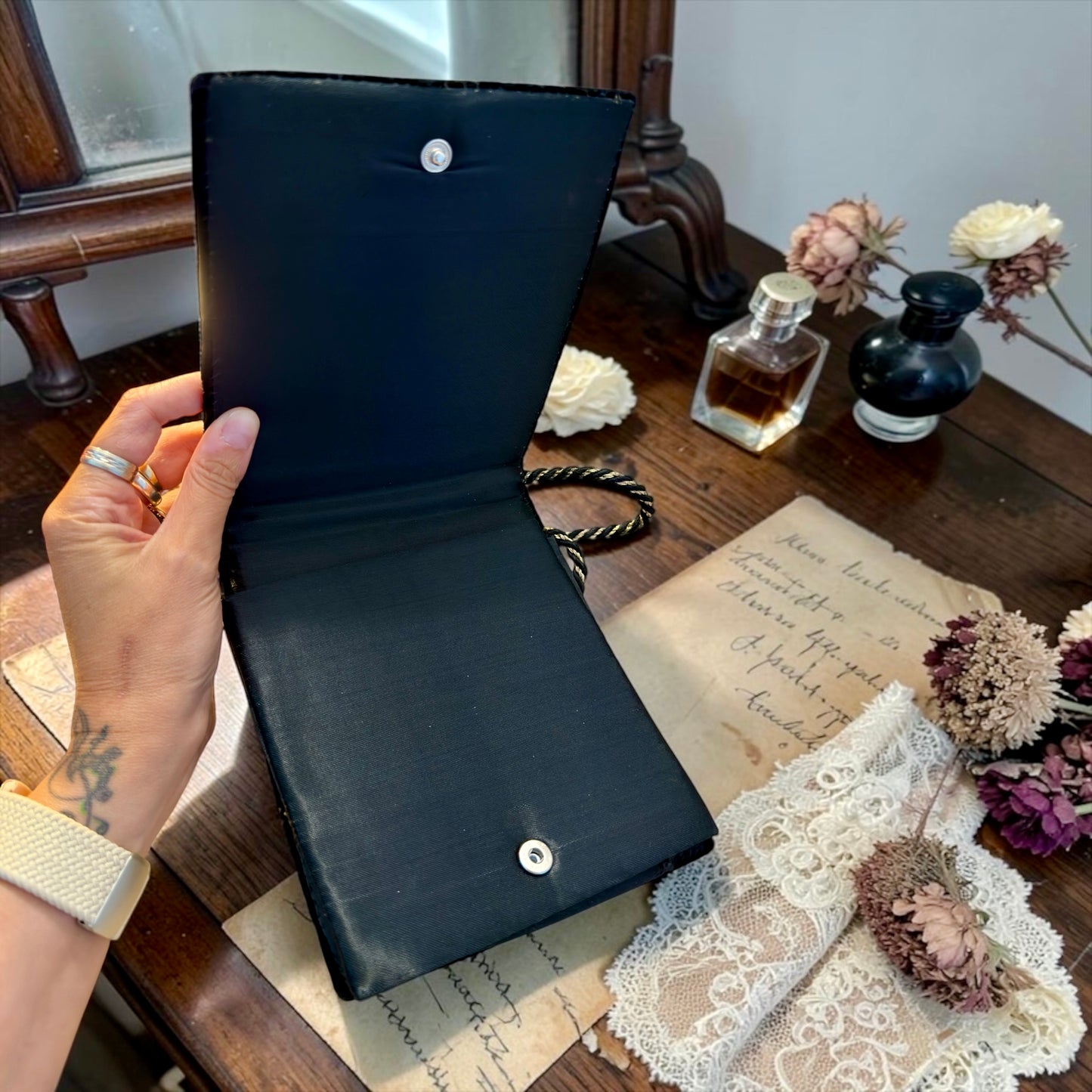 Borsa gioiello in velluto con pavone ricamato in canutiglia, anni ‘50-‘60