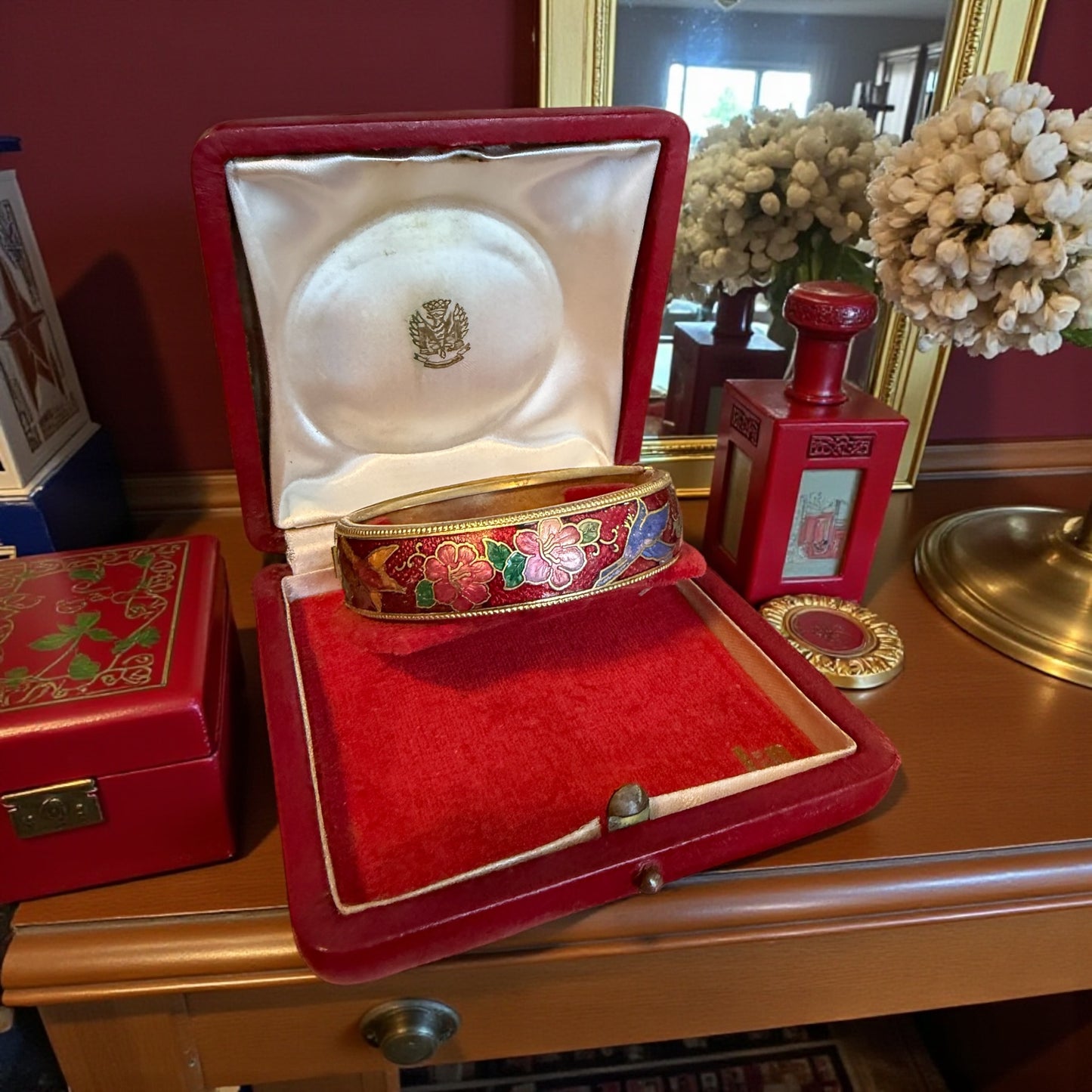 Bracciale rigido con smalti, tardo Déco gusto orientalista, con scrigno originale