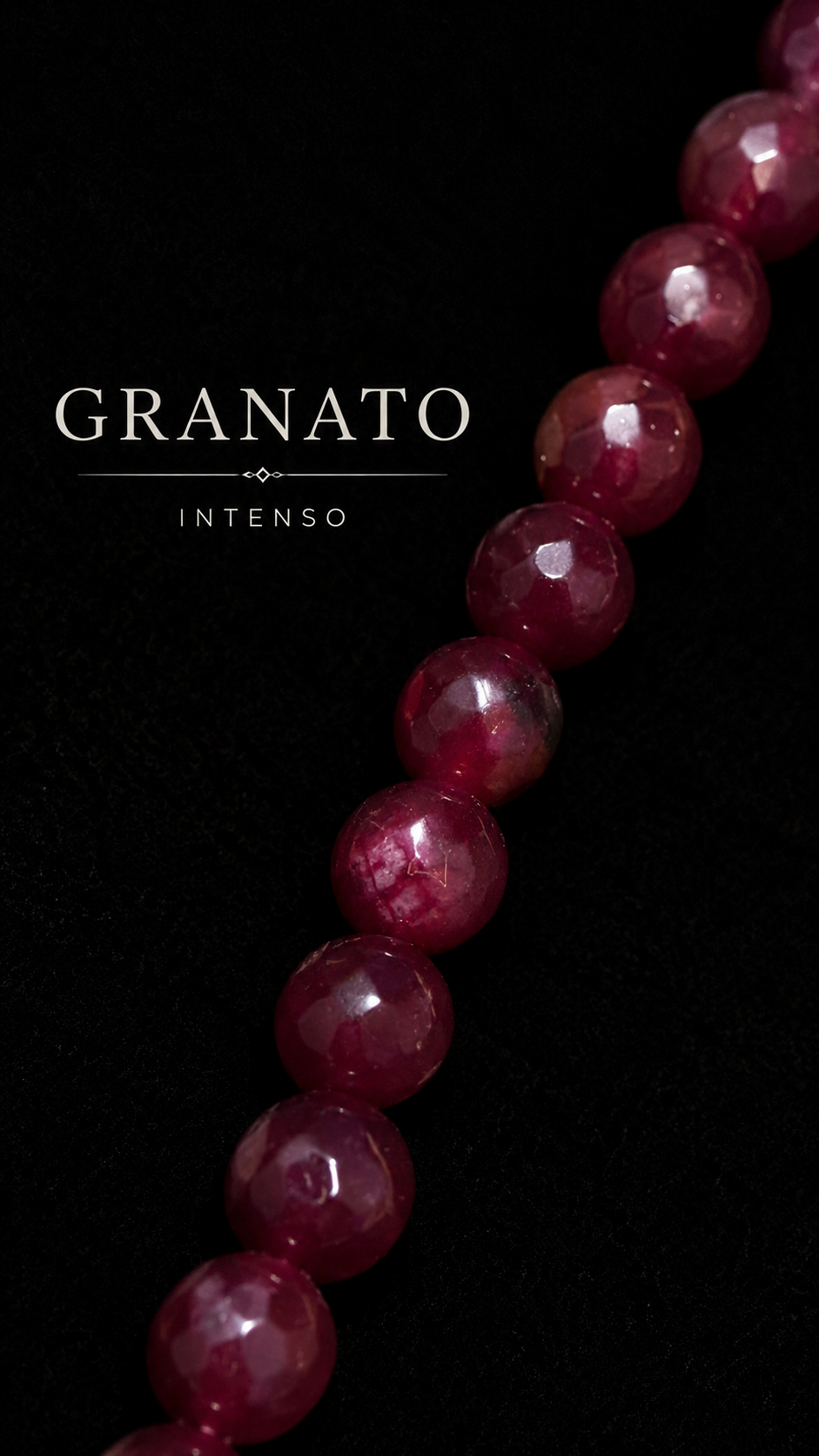 Collana con piccole perle sfaccettate di probabile granato, ved. Descrizione