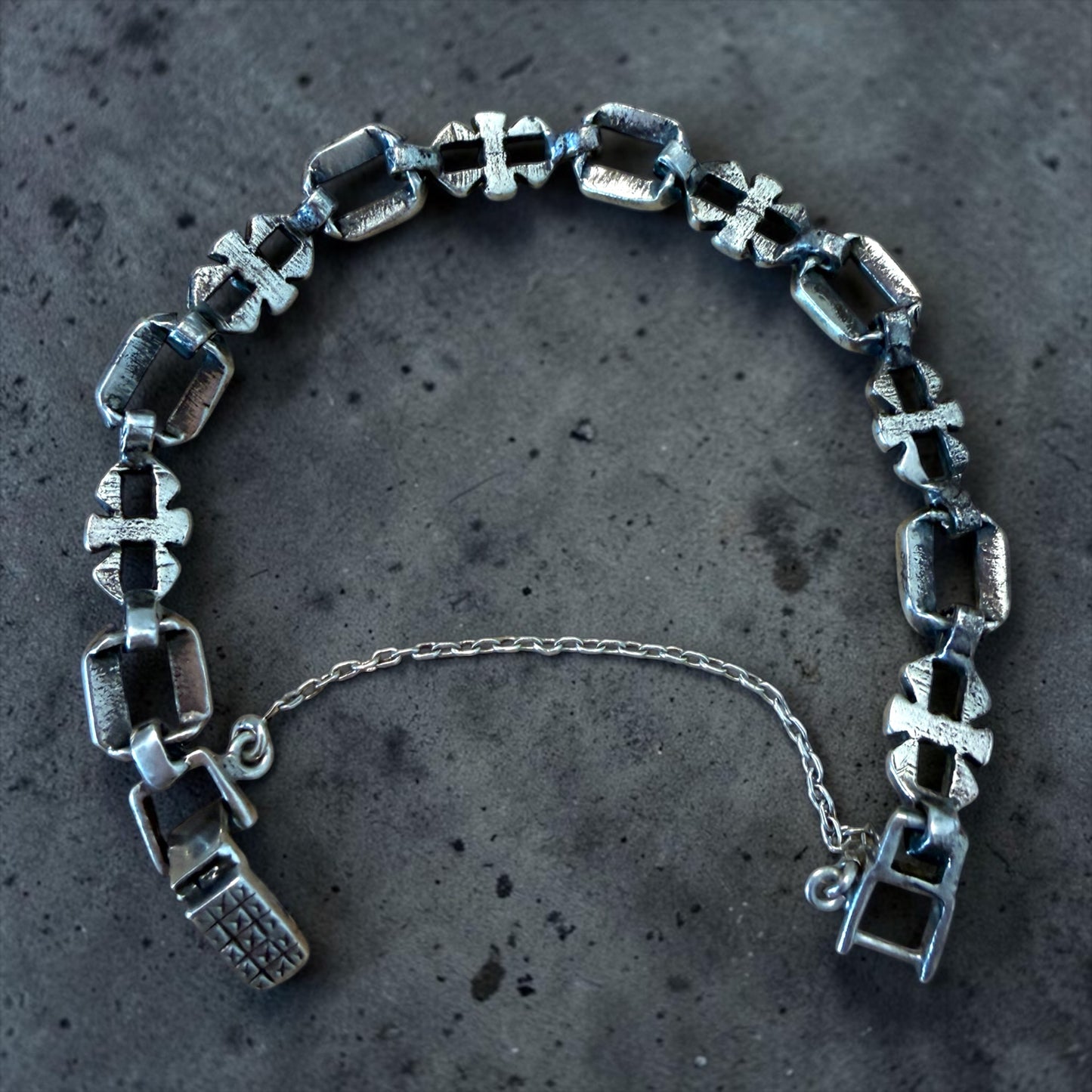 Bracciale art déco revival in argento e marcasiti con catenella di sicurezza