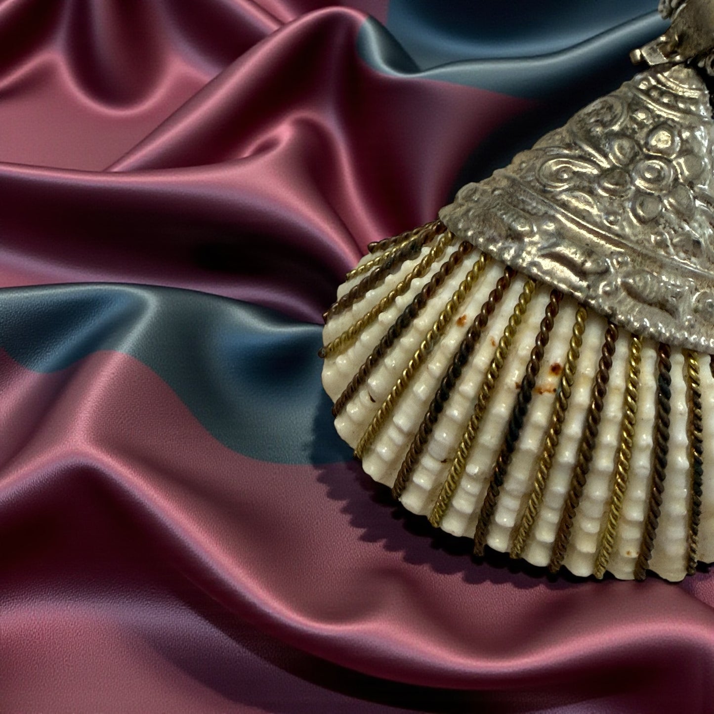 Collana etnica con pendente in vera conchiglia incastonata in cappuccio argentato