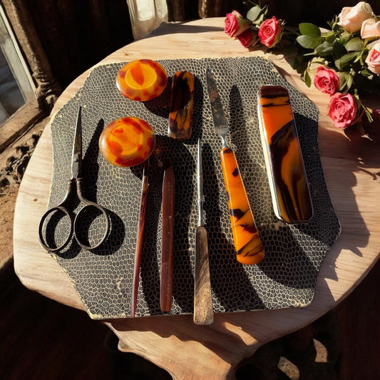 Antico set da manicure in cofanetto, anni ‘30 - ‘40, più due strumenti più antichi