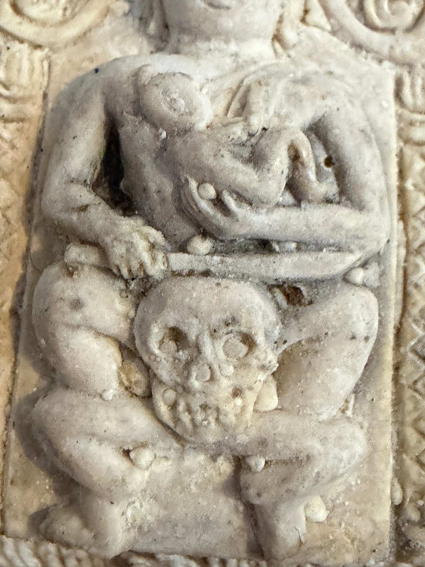 Amuleto thailandese con spirito protettore e teschio, vanitas