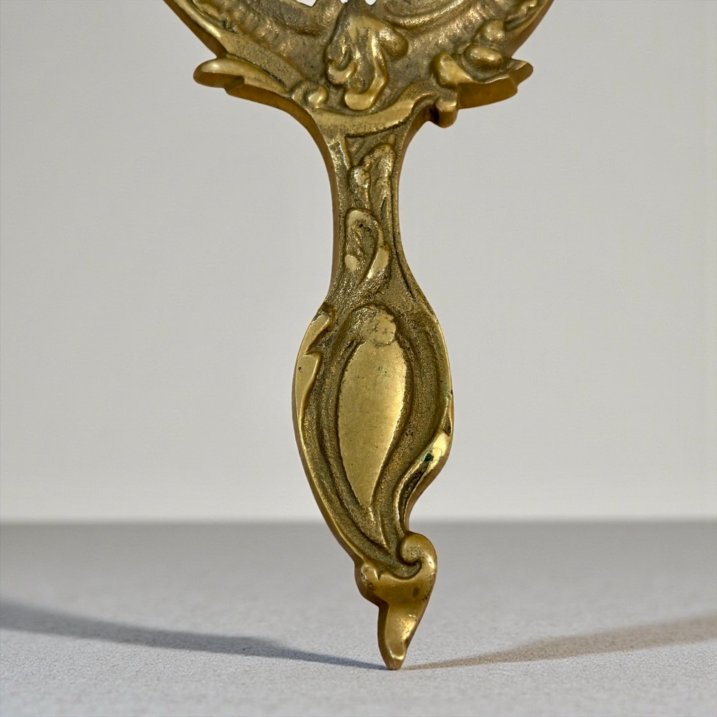 Specchio da camera liberty in ottone pieno, anni ‘20 ca