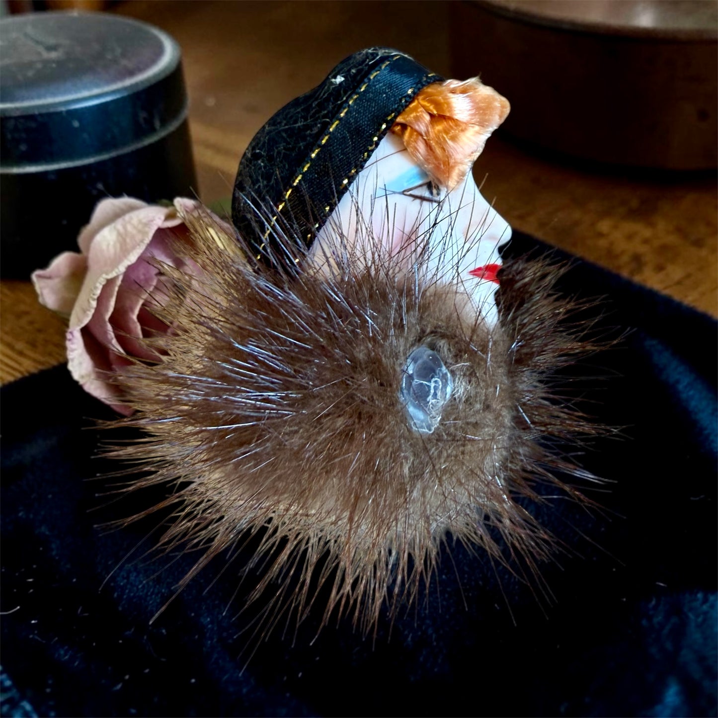 Spilla vintage Ladyhead con capelli ramati e pelliccia