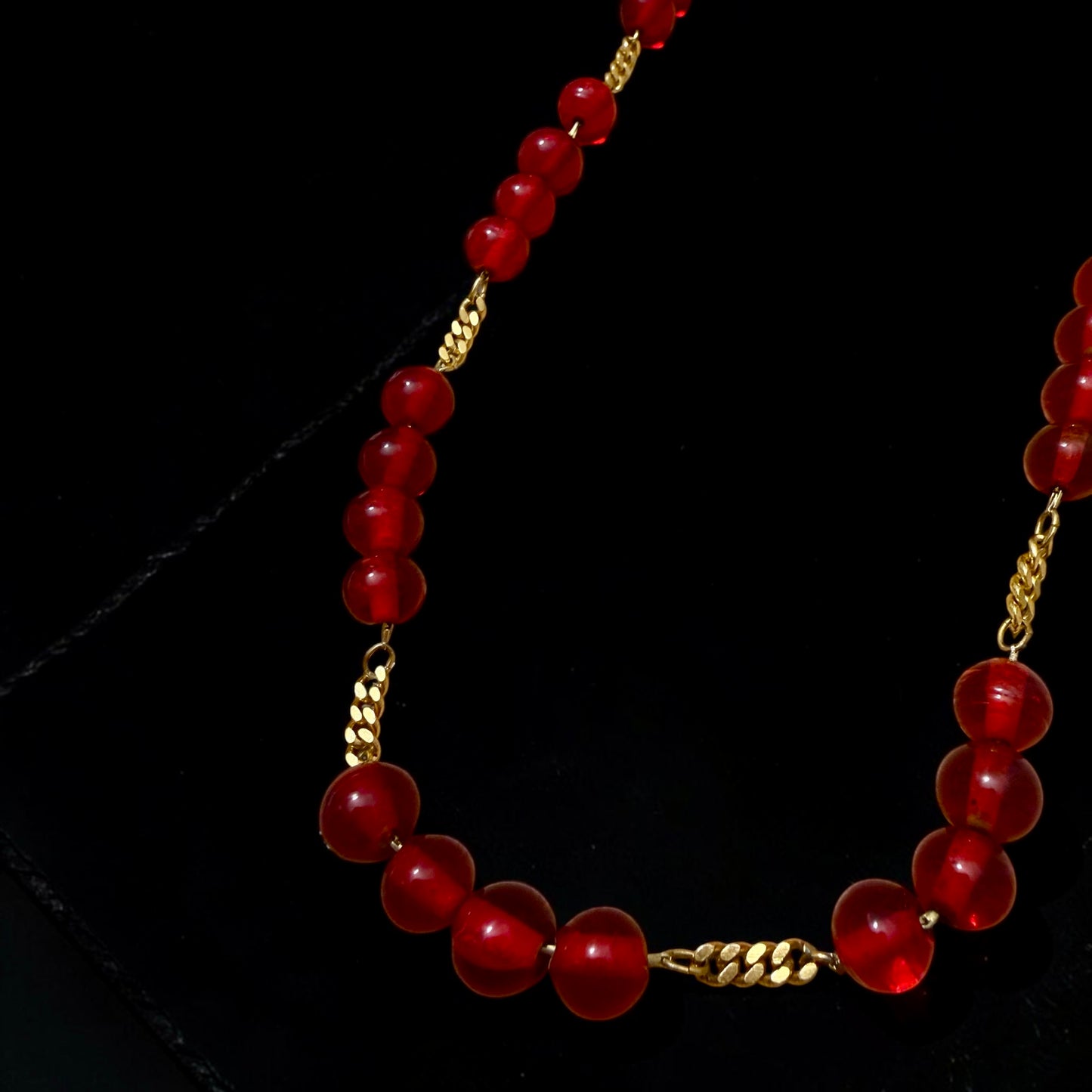 Vintage anni ‘70 collana “amarene” in perle di vetro rosso su catena placcata oro