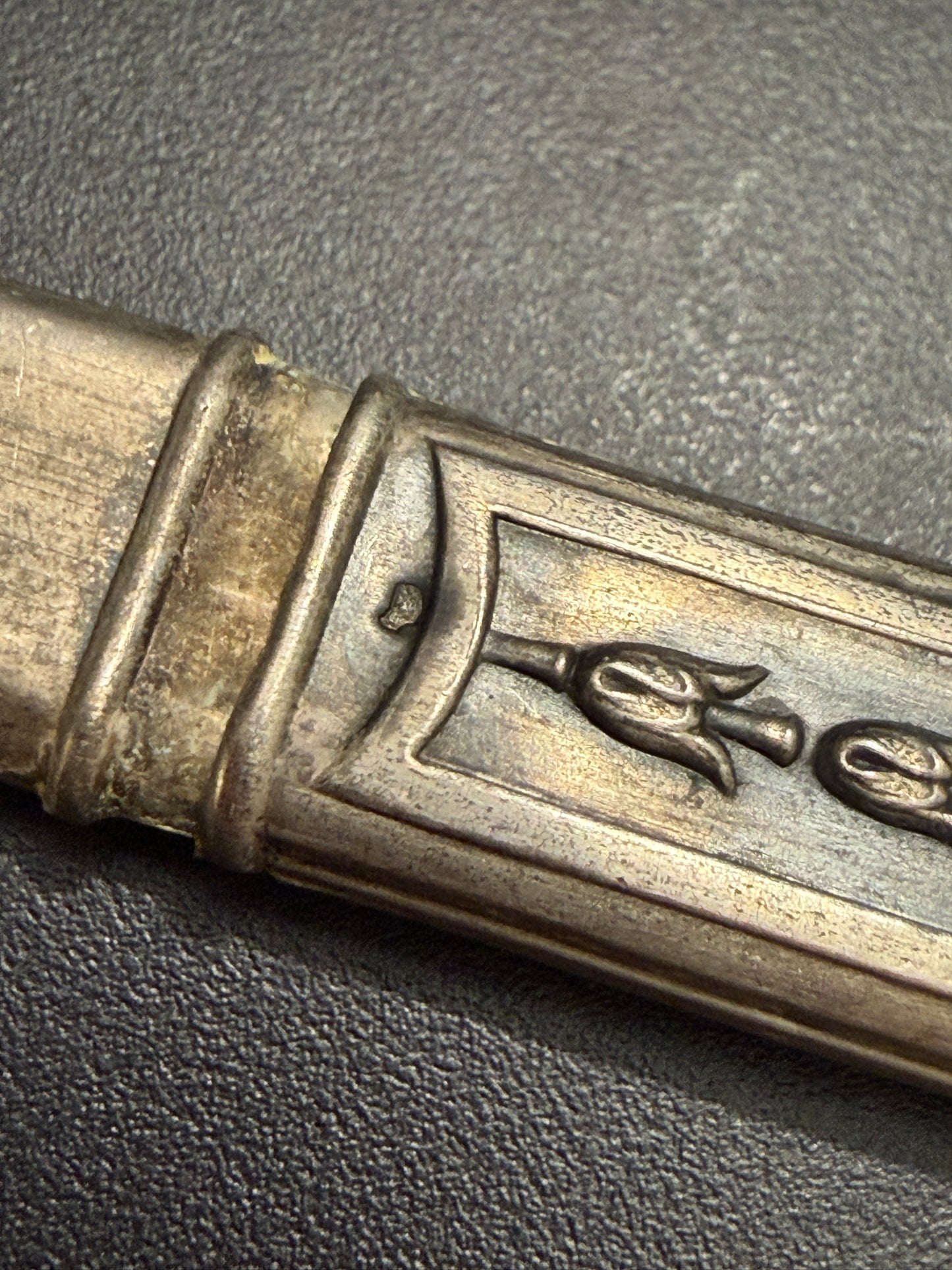 Antico porta aghi francese in argento fine ‘800 con decorazioni floreali