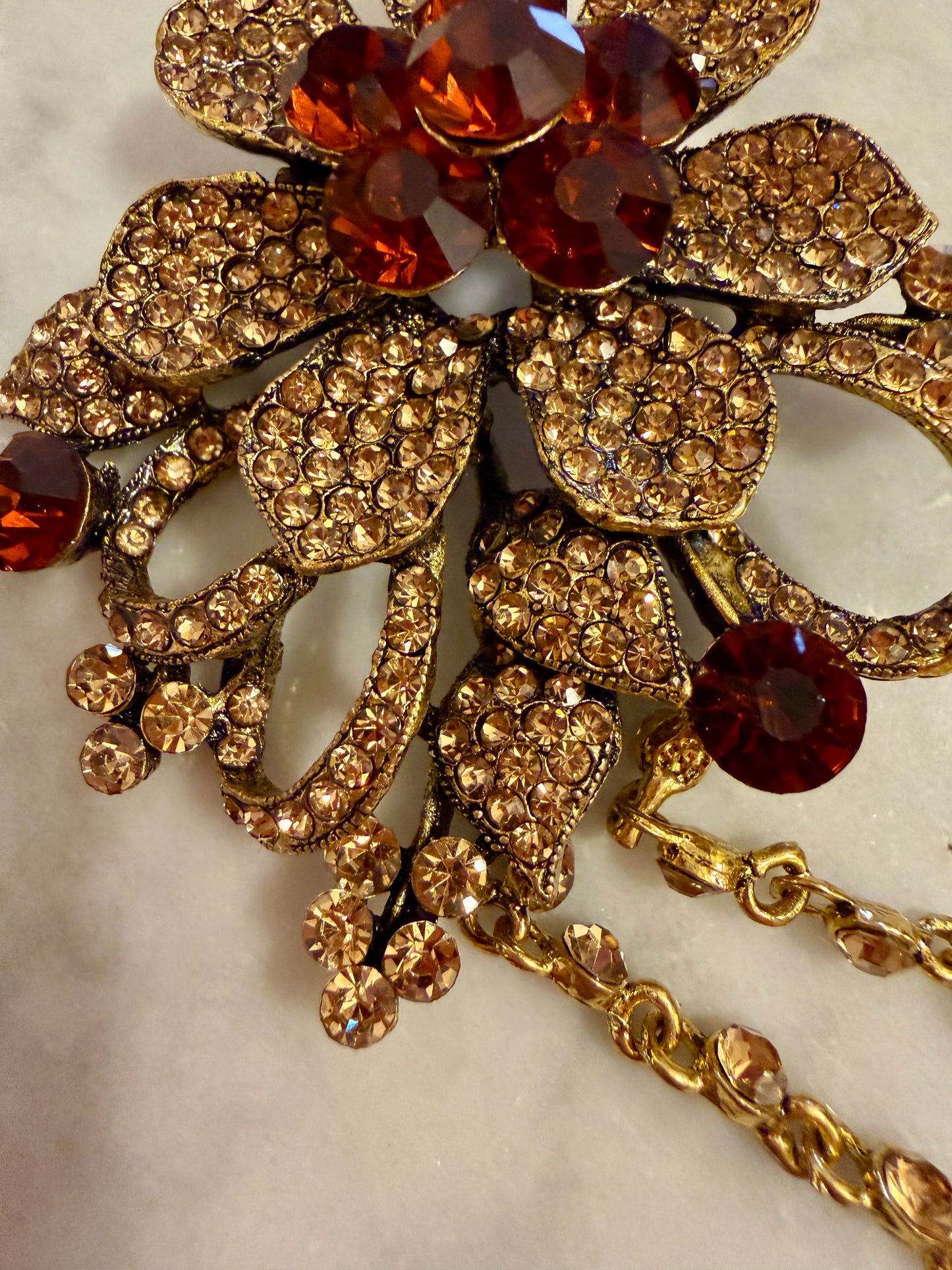 Spilla dangle crystals floreale color champagne, 80s - 90s