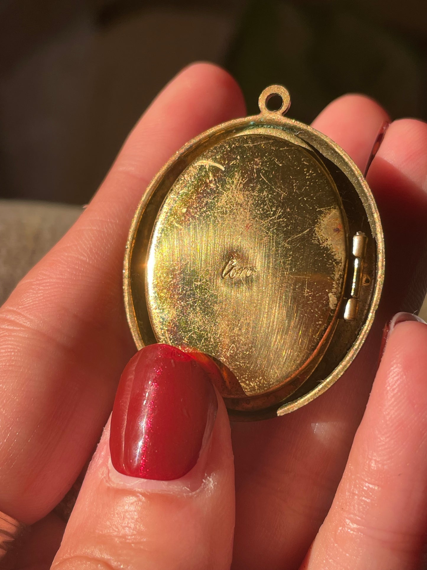 Pendente gioiello firmato Coro, bigiotteria americana con cameo, apribile, anni ‘50 - ‘60