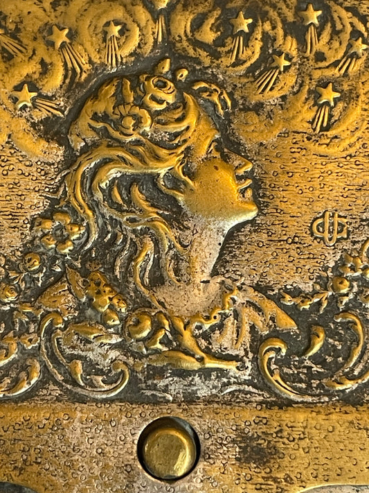 Vesta case art Nouveau con profilo di donna tra fiori e stelle cadenti