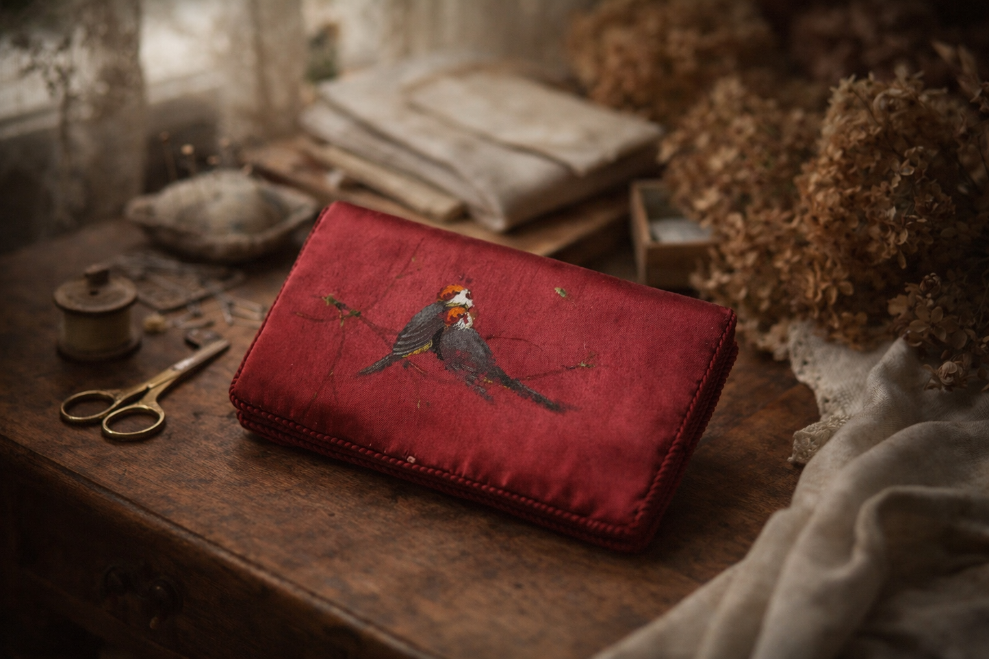 Porta aghi needle case in seta dipinta a mano, fine ‘800, astuccio con cartonato originale interno