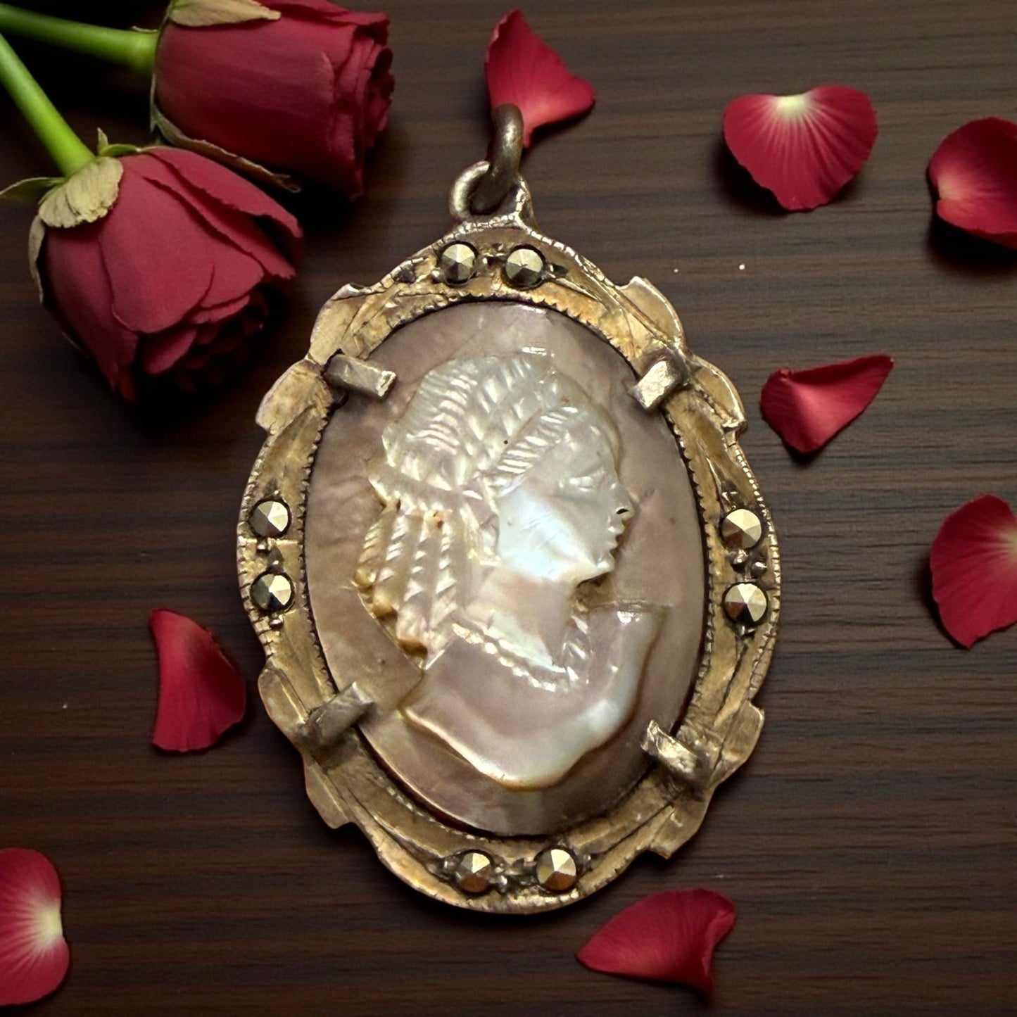 Piccolo cammeo in argento e marcasiti su madreperla, finissimo, primo ‘900