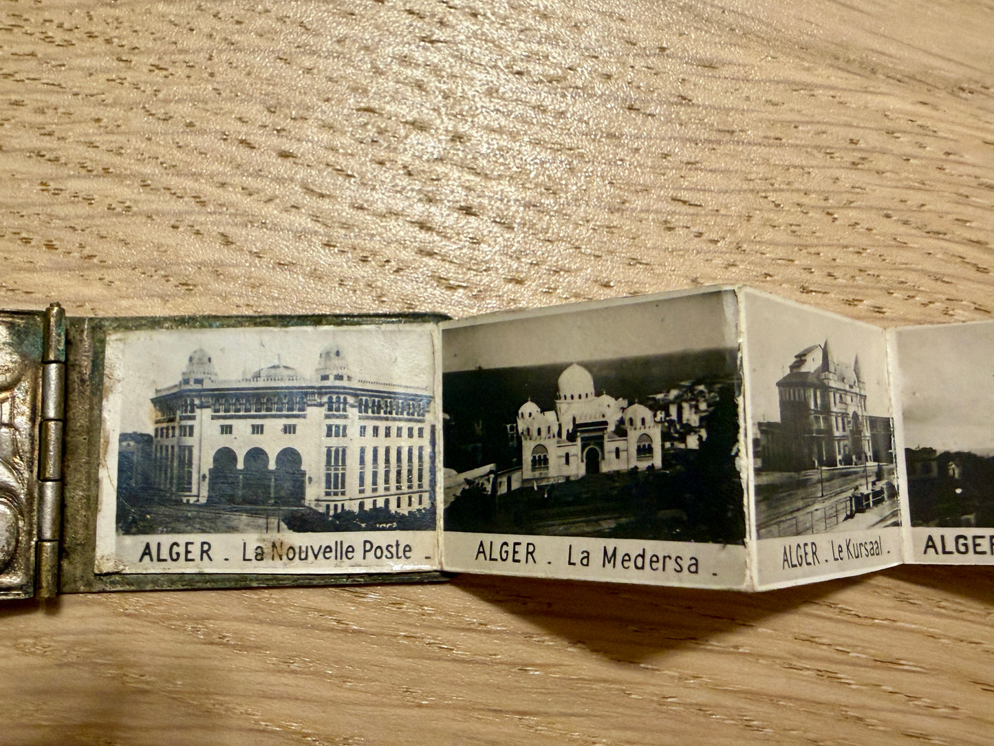 Gioiello pendente, rarità d’epoca, anni 10 20 libro in miniatura con fotografie Algeri