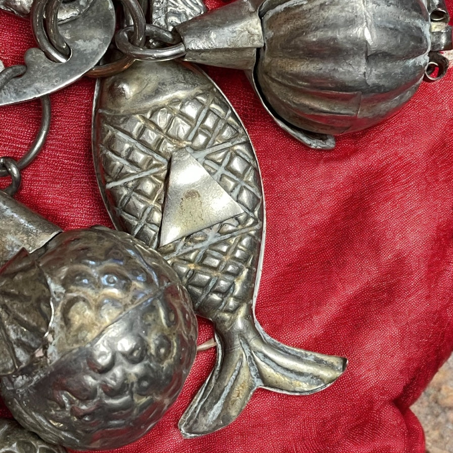 Grande penca placcata argento con amuleti porta fortuna