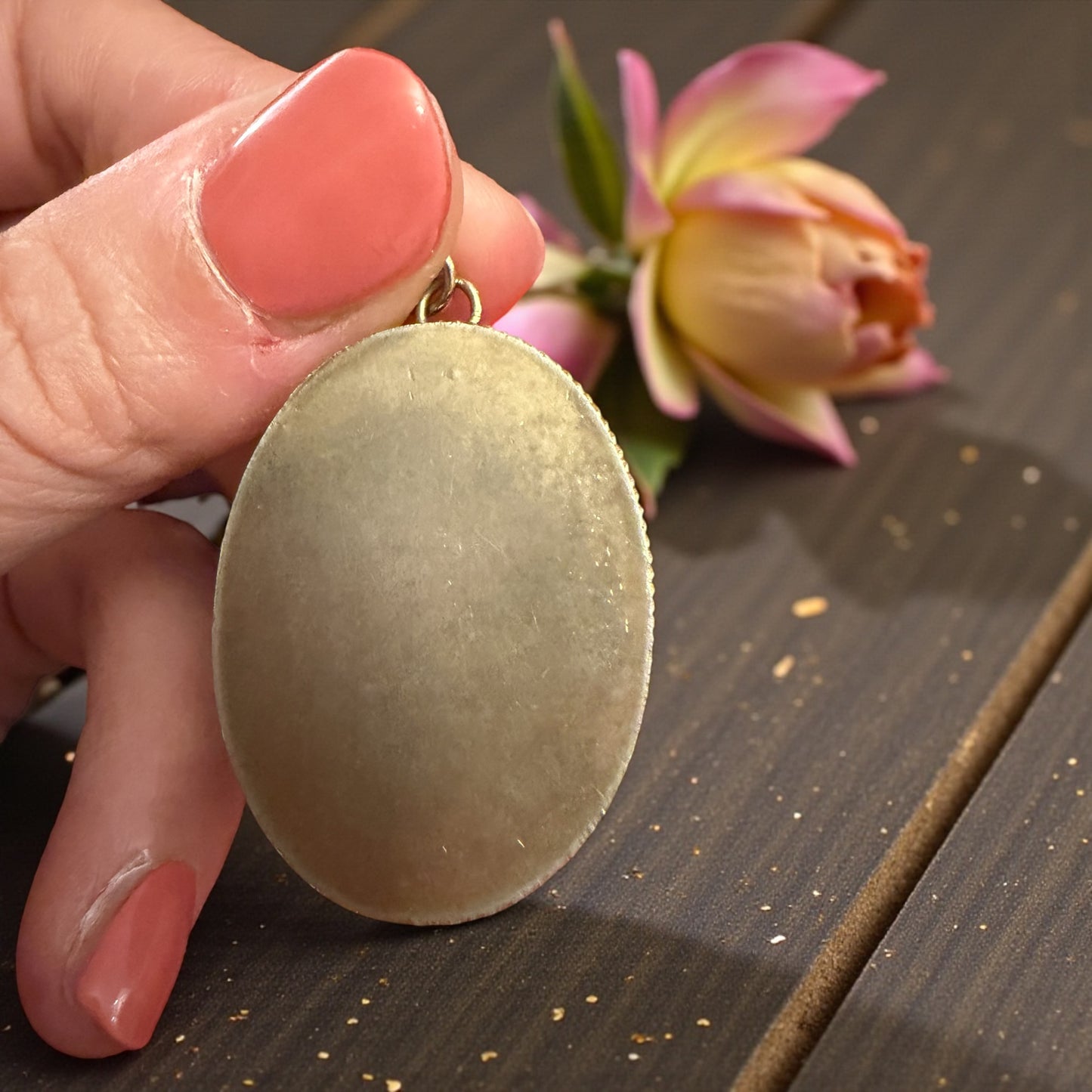 Pendente in micromosaico vitreo montato in metallo dorato, prime decadi ‘900