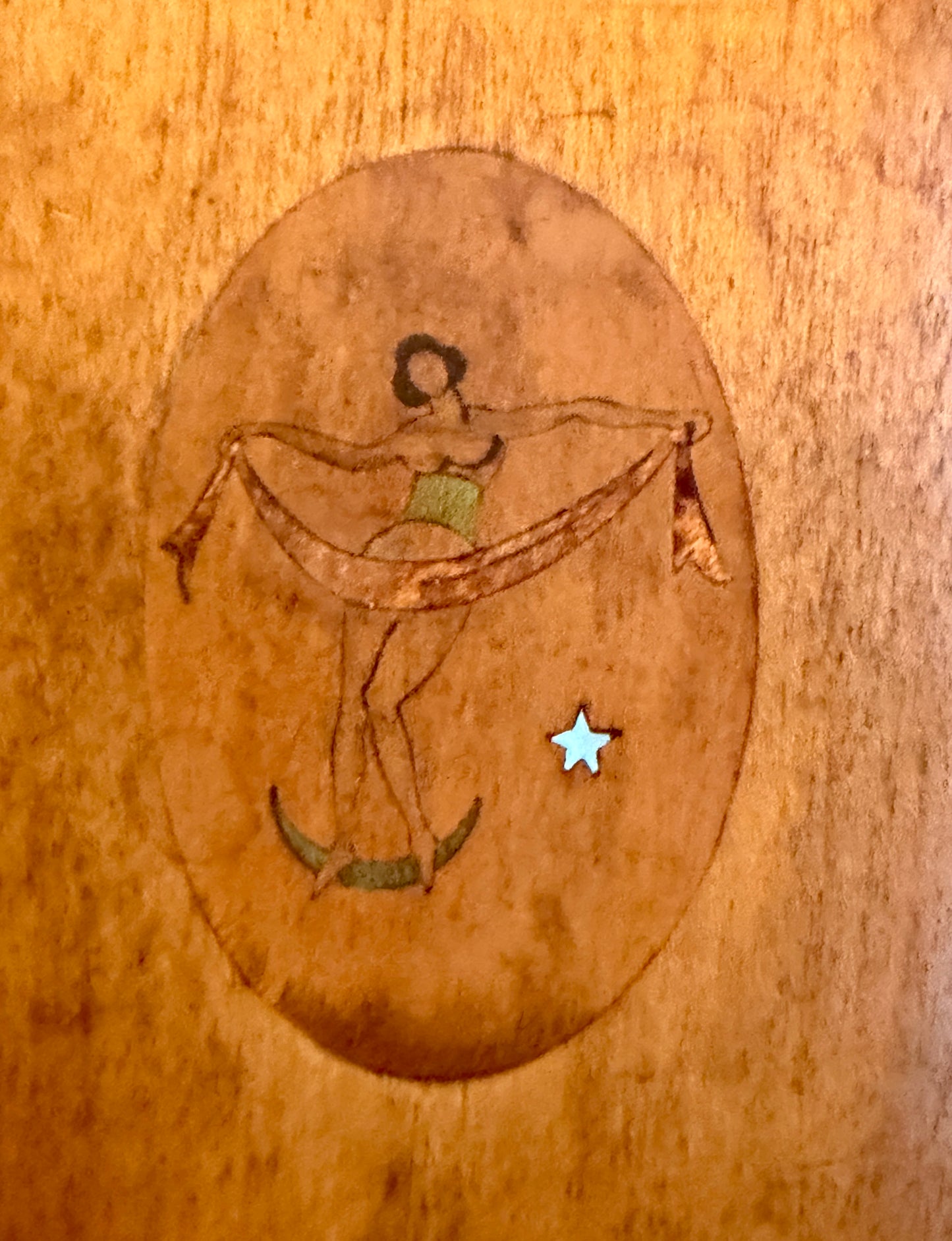 Antico ed elegante portasigarette inciso con inserti in essenze e madreperla, anni 30