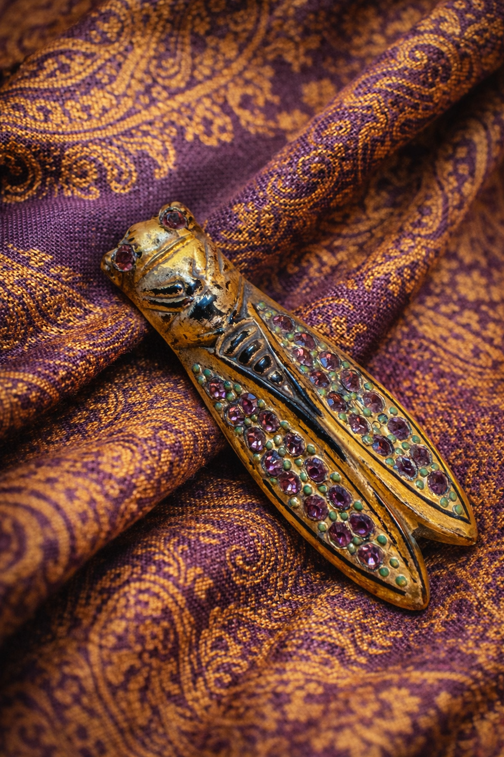 Splendida spilla Liberty a guisa di cicala temepestata di pates de verre color ametista