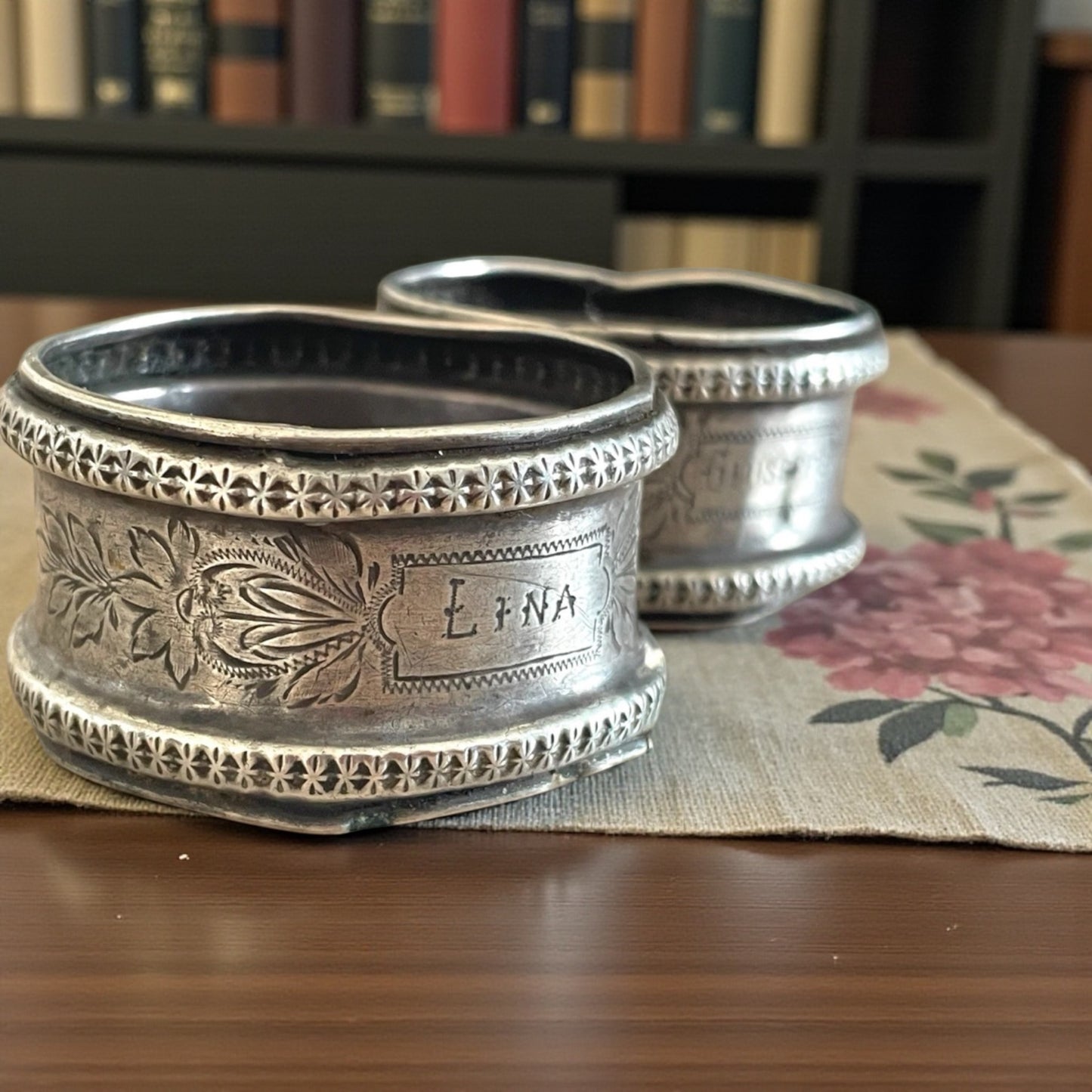 Coppia porta tovaglioli Liberty in argento 800, primissimo ‘900 italiani con incisi “Lina” e “Giuseppe”