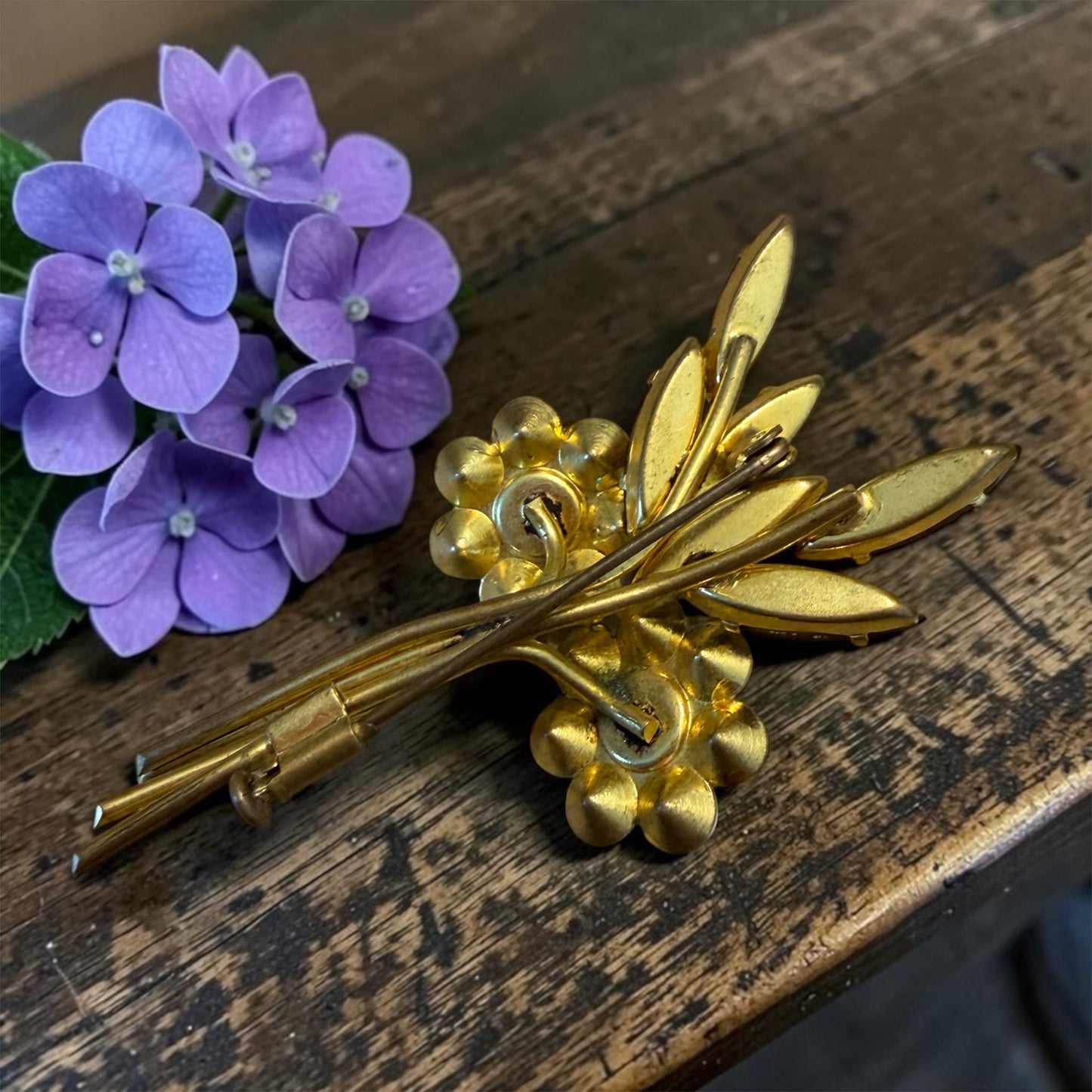 Spilla a bouquet floreale belga con Aurora Borealis in confezione originale d’epoca