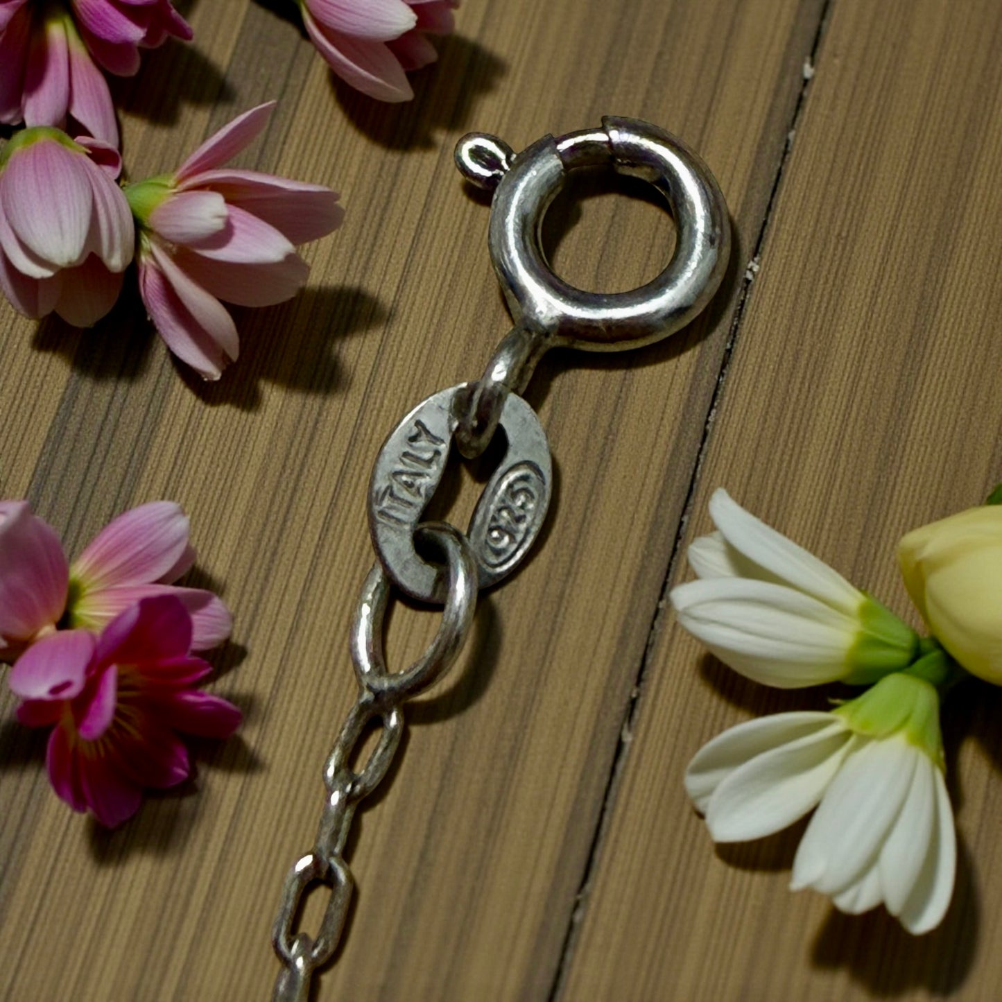 Antico pendente in argento “chiama angeli” di area Mediterranea su catenina 925 contemporanea