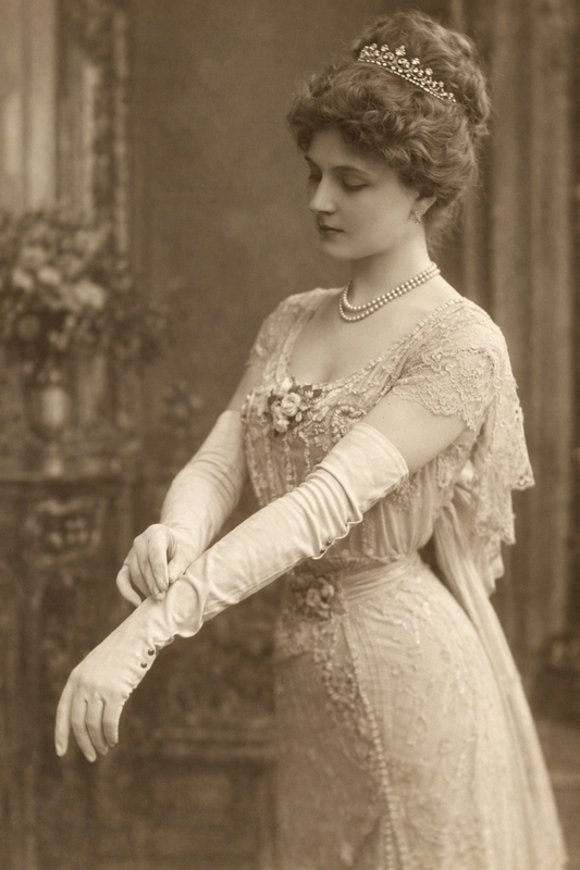 Guanti da sera in pelle sopra gomito mai usati in confezione originale fine ‘800 con cartellino