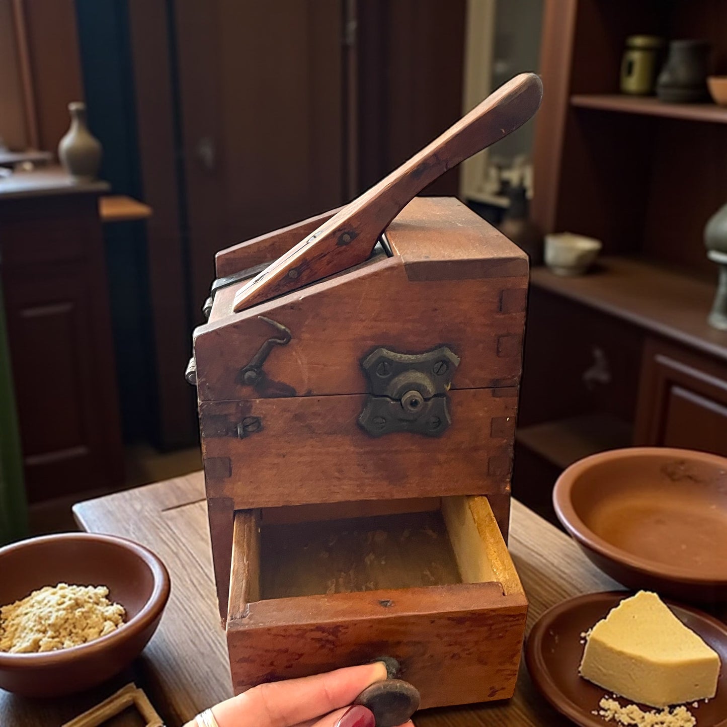 Antica grattugia “igienica brevettata italiana Tina” a manovella, ca anni ‘20 - ‘30