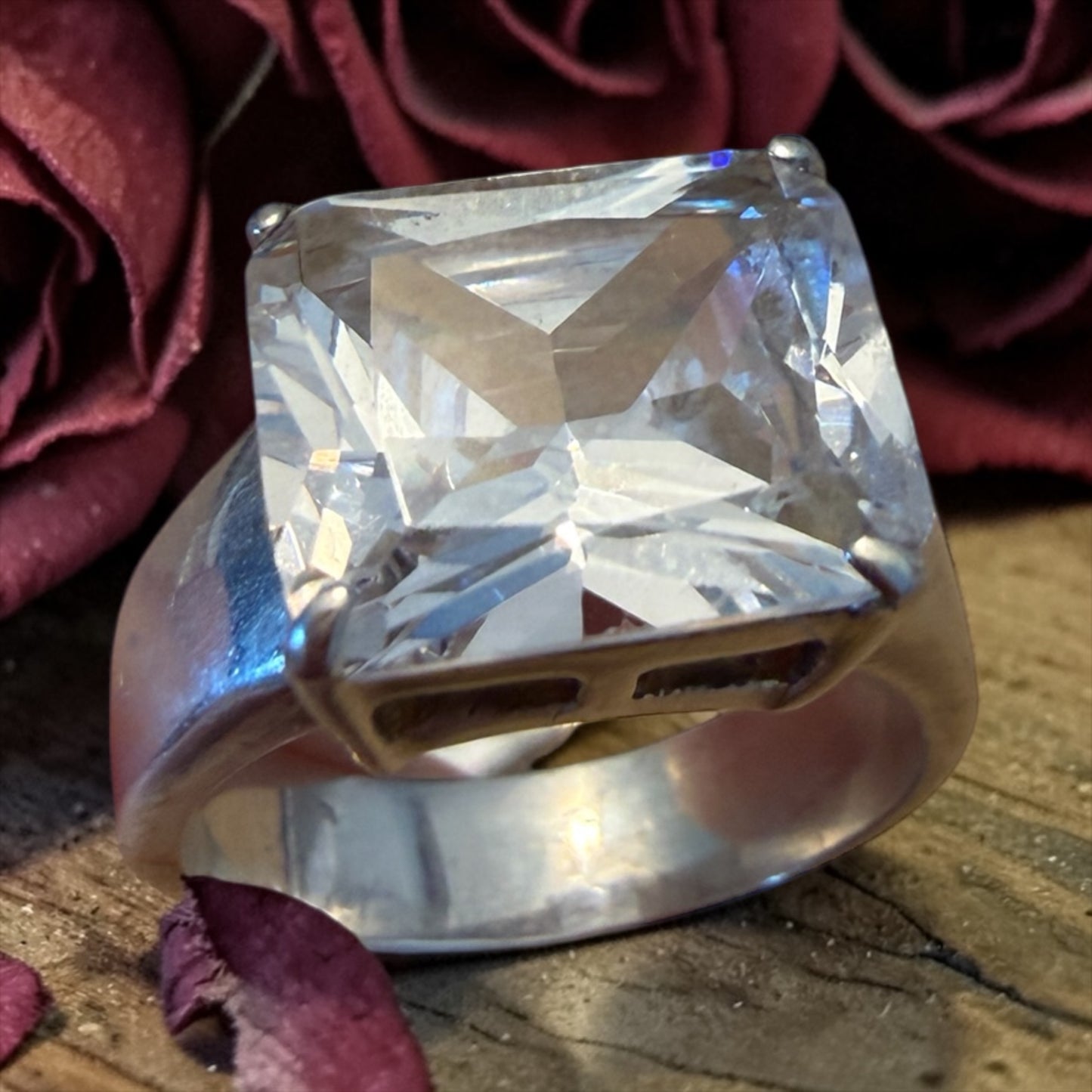 Anello argento 925 con castone e fascione alti e grande zirconia cubica, anni ‘70