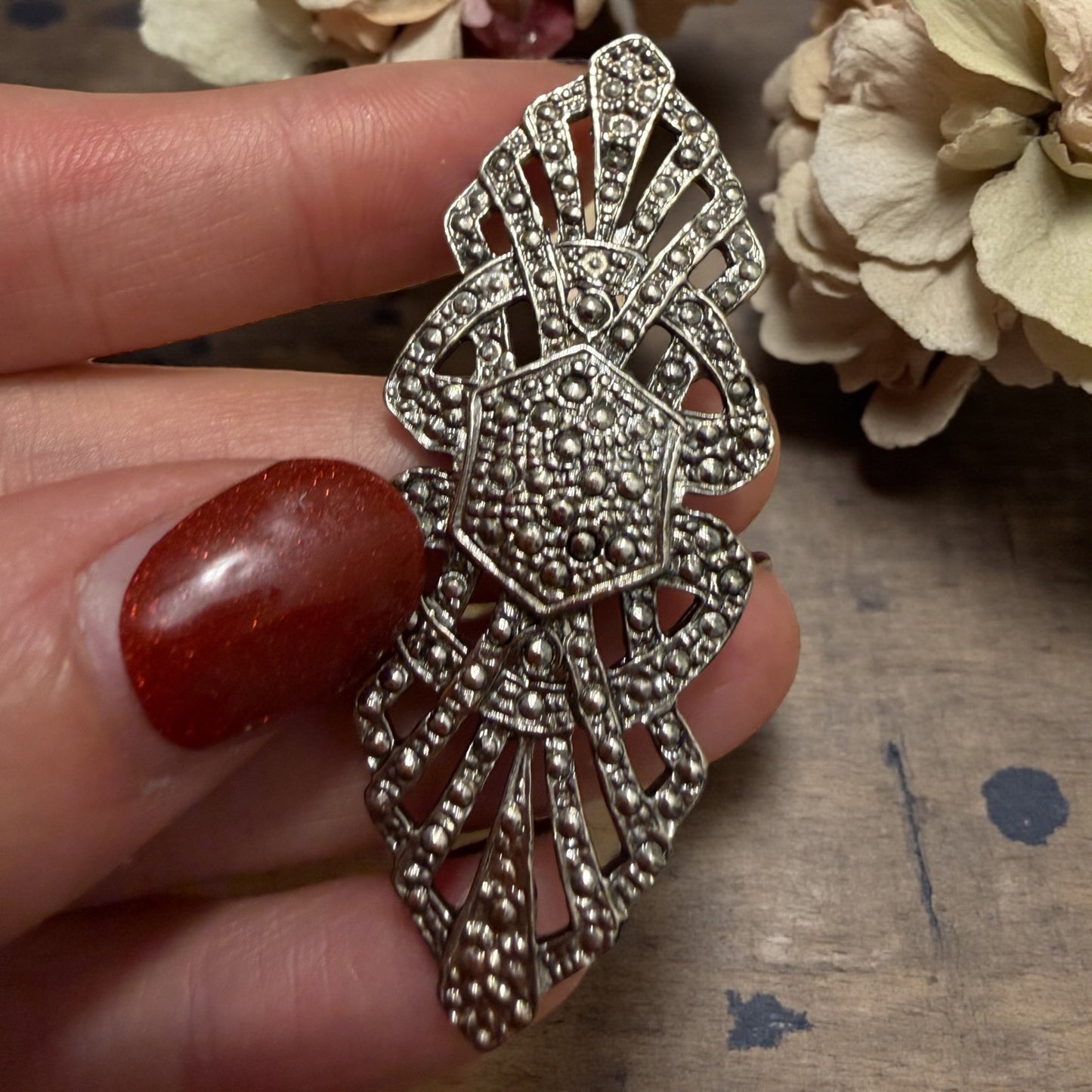 Spilla in stile cut steel anni ‘50 revival art déco