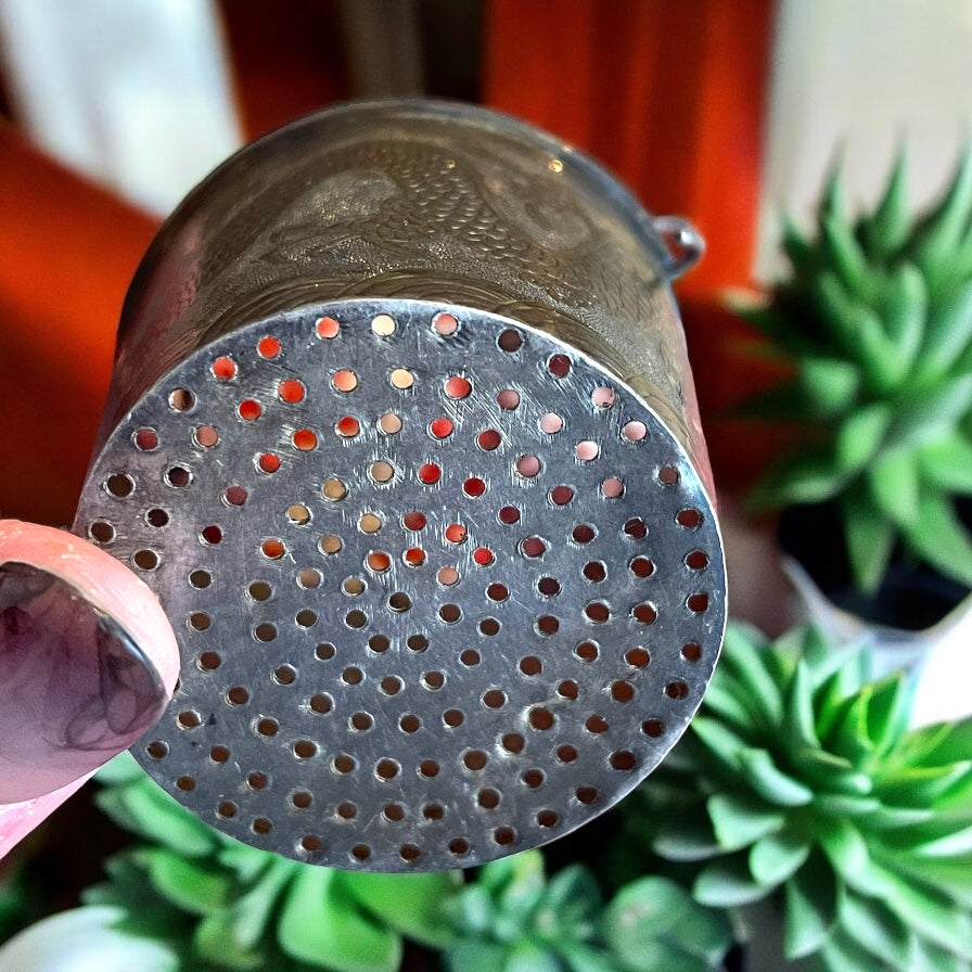Meraviglioso antico filtro in argento per foglie da tè decorato con drago
