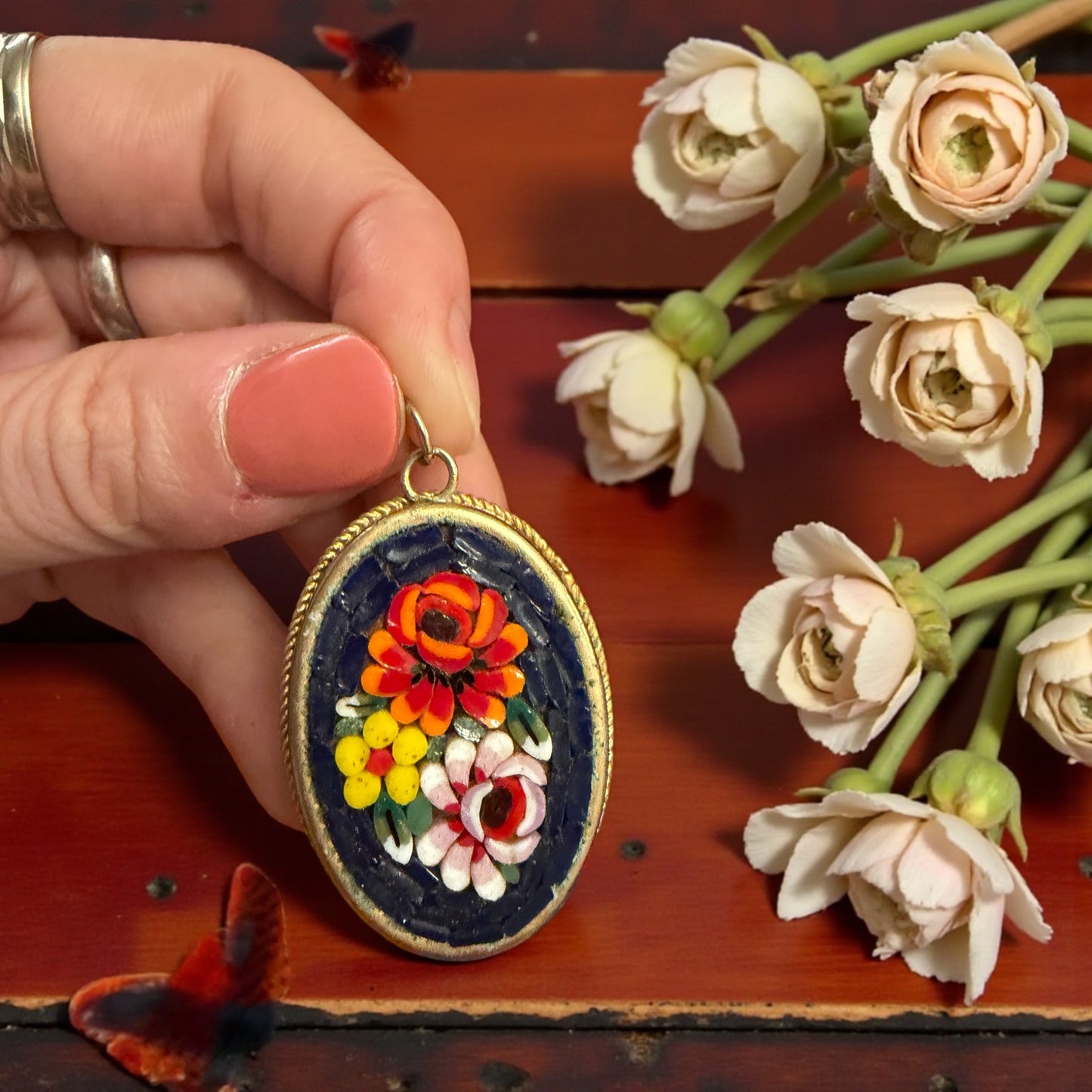 Pendente in micromosaico vitreo montato in metallo dorato, prime decadi ‘900