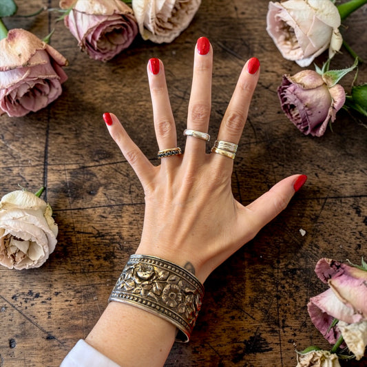 Bracciale romantico floreale rigido a fascione alto, placcato argento, anni ‘40-‘50