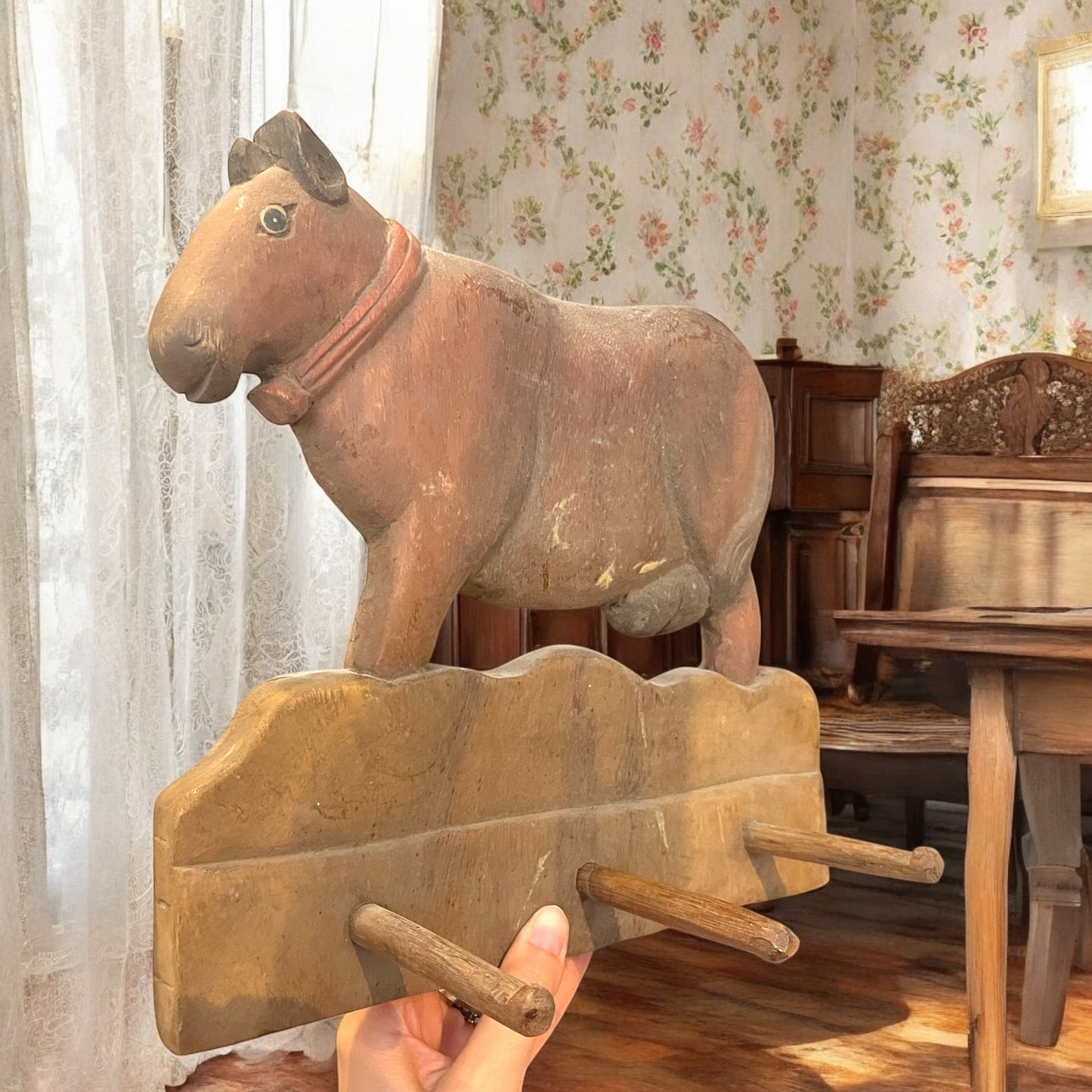 Appendino grande in legno country, anni 50 - 60 a guisa di mucca