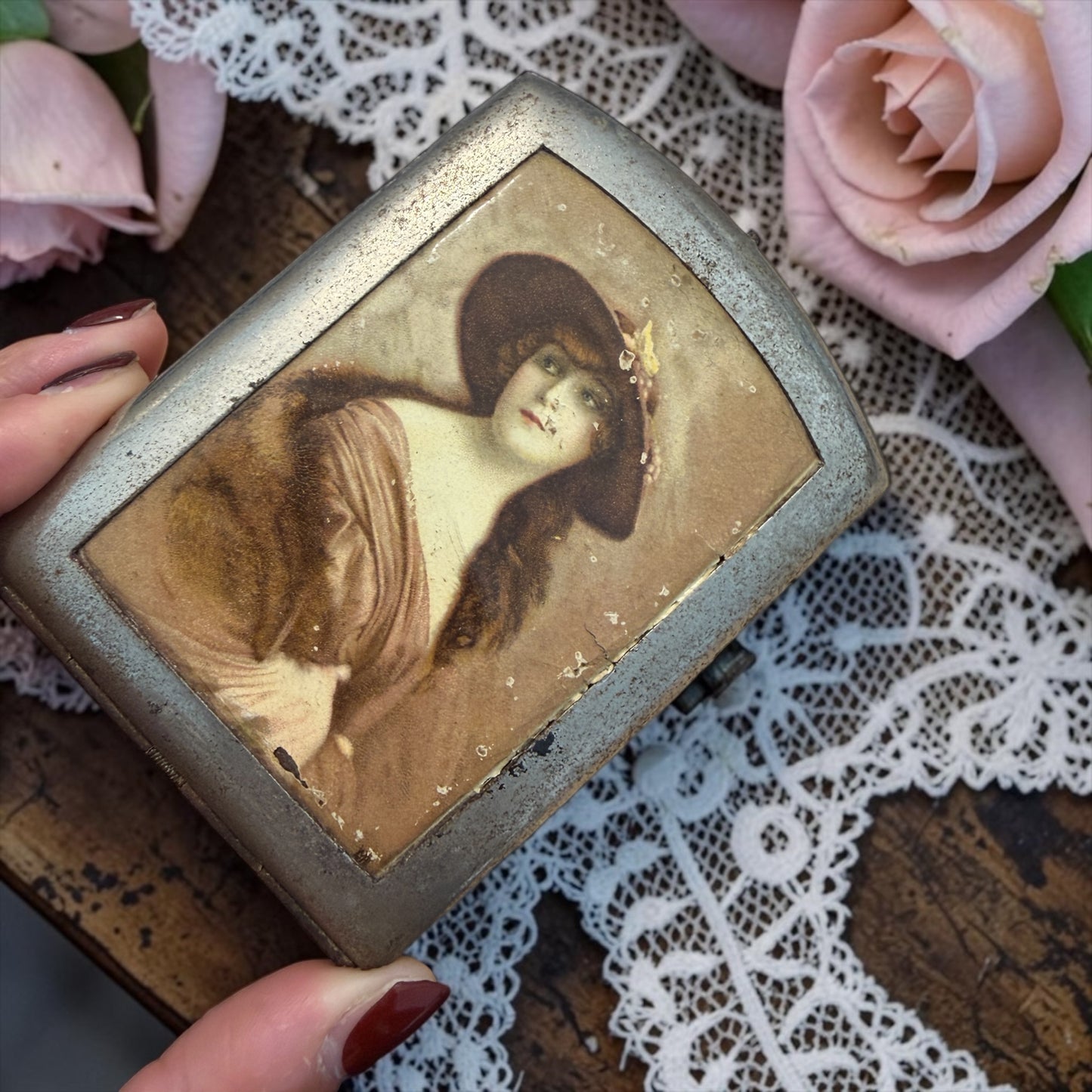 Portasigarette da tasca con ritratto di donna, tardo Liberty, anni ‘30 ca