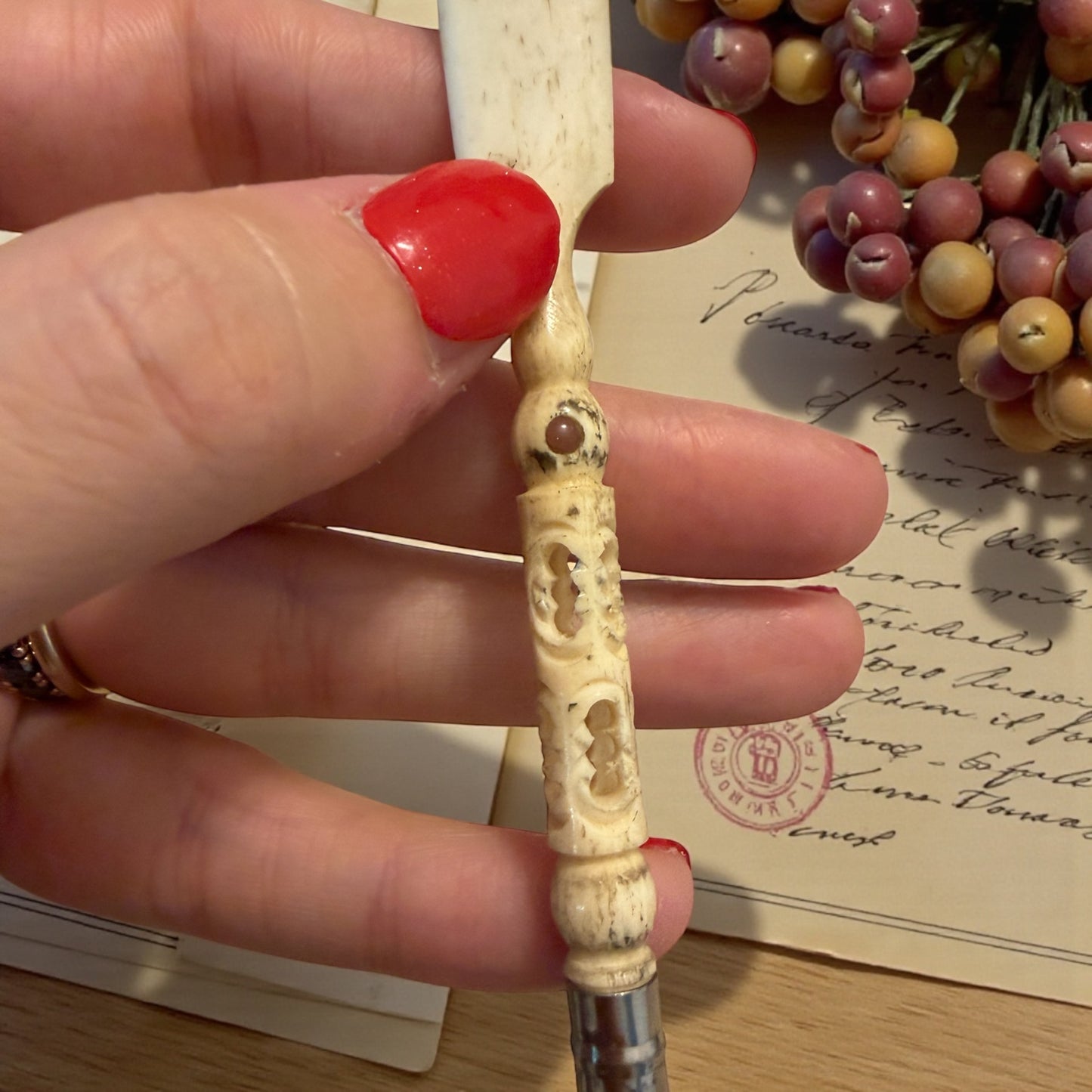 Antica penna da calamaio in osso con medaglia Notre Dame de la Garde e lente segreta Stanhope