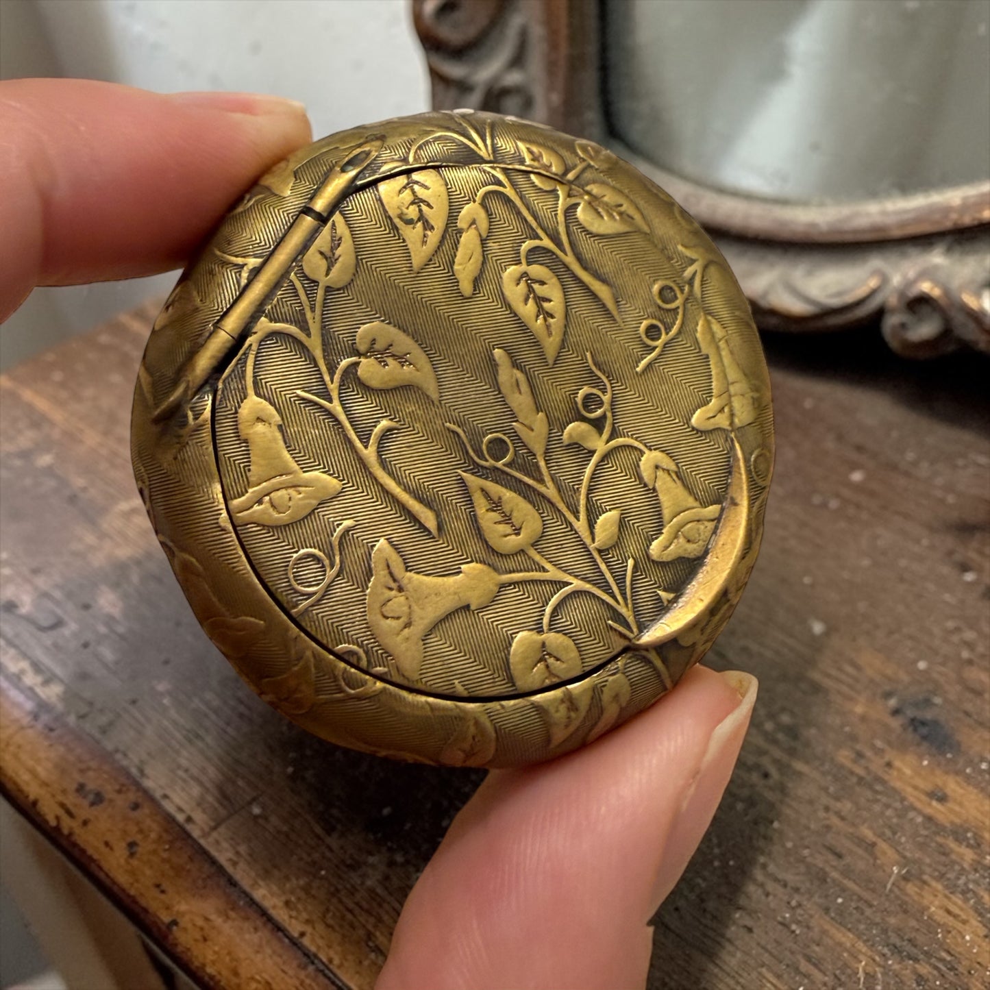 Porta cipria poudrier da viaggio fine ‘800 primo ‘900 guilloché con campanellini