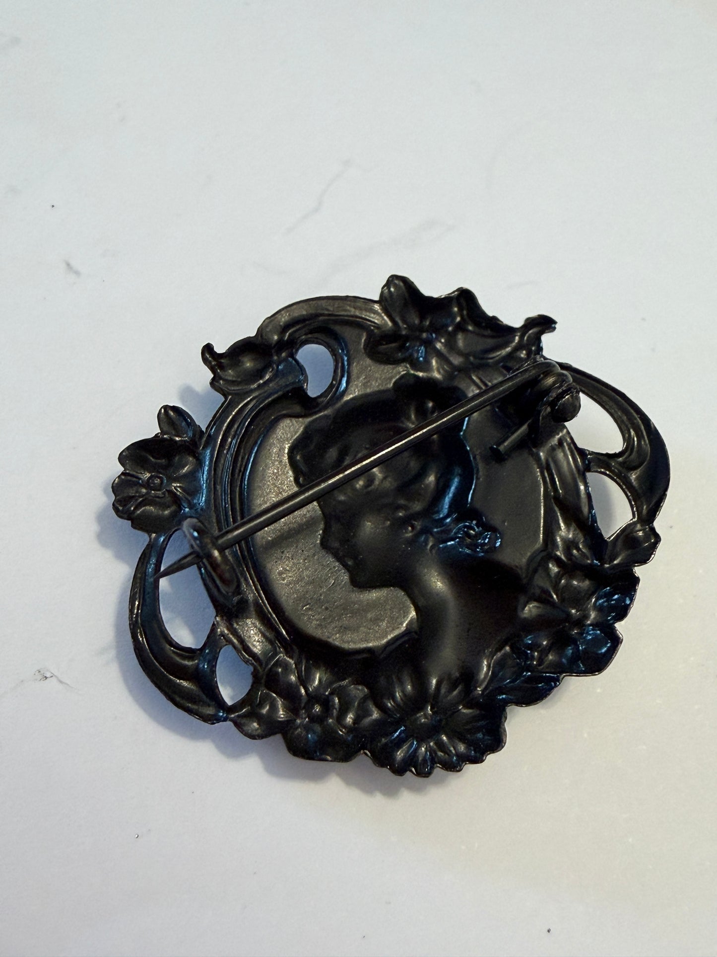 Spilla “di vedovanza” in lega nero profondo, liberty I WW