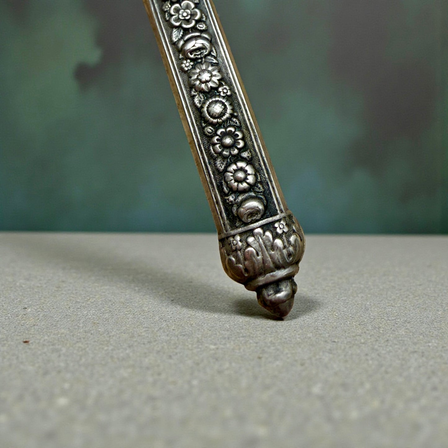 Antico porta aghi in argento 800 massiccio francese ottocentesco con minute decorazioni floreali