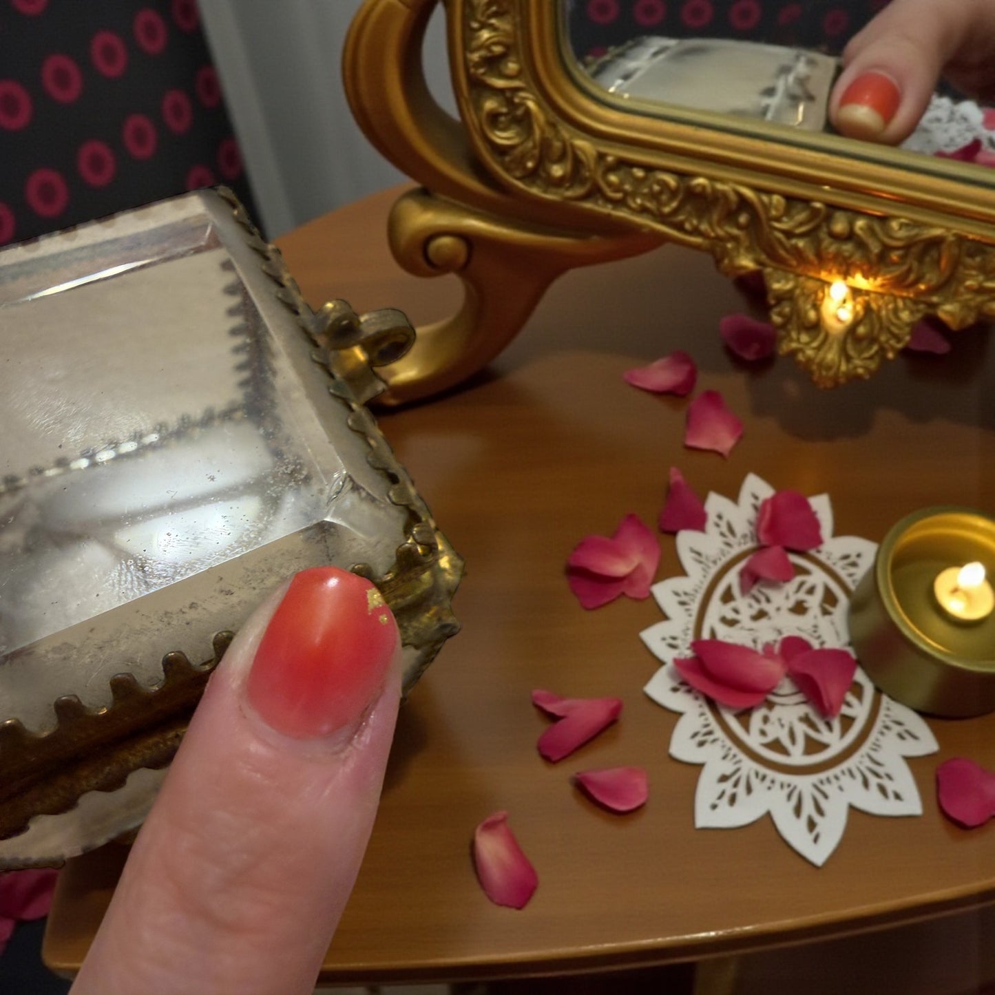 Scrigno portagioie in ottone e vetro bisellato con cuscino seta capitonné