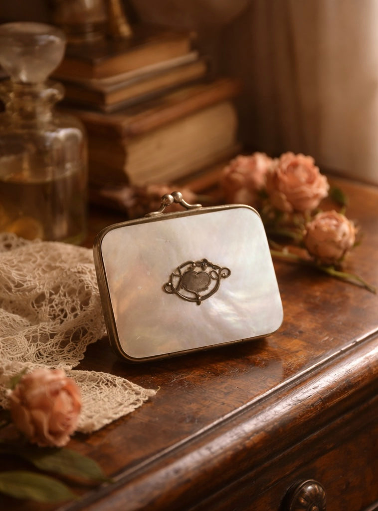 Antico porta monete Liberty anni ‘10-‘20 in madreperla, a scomparti, con fregio e chiusura argentati