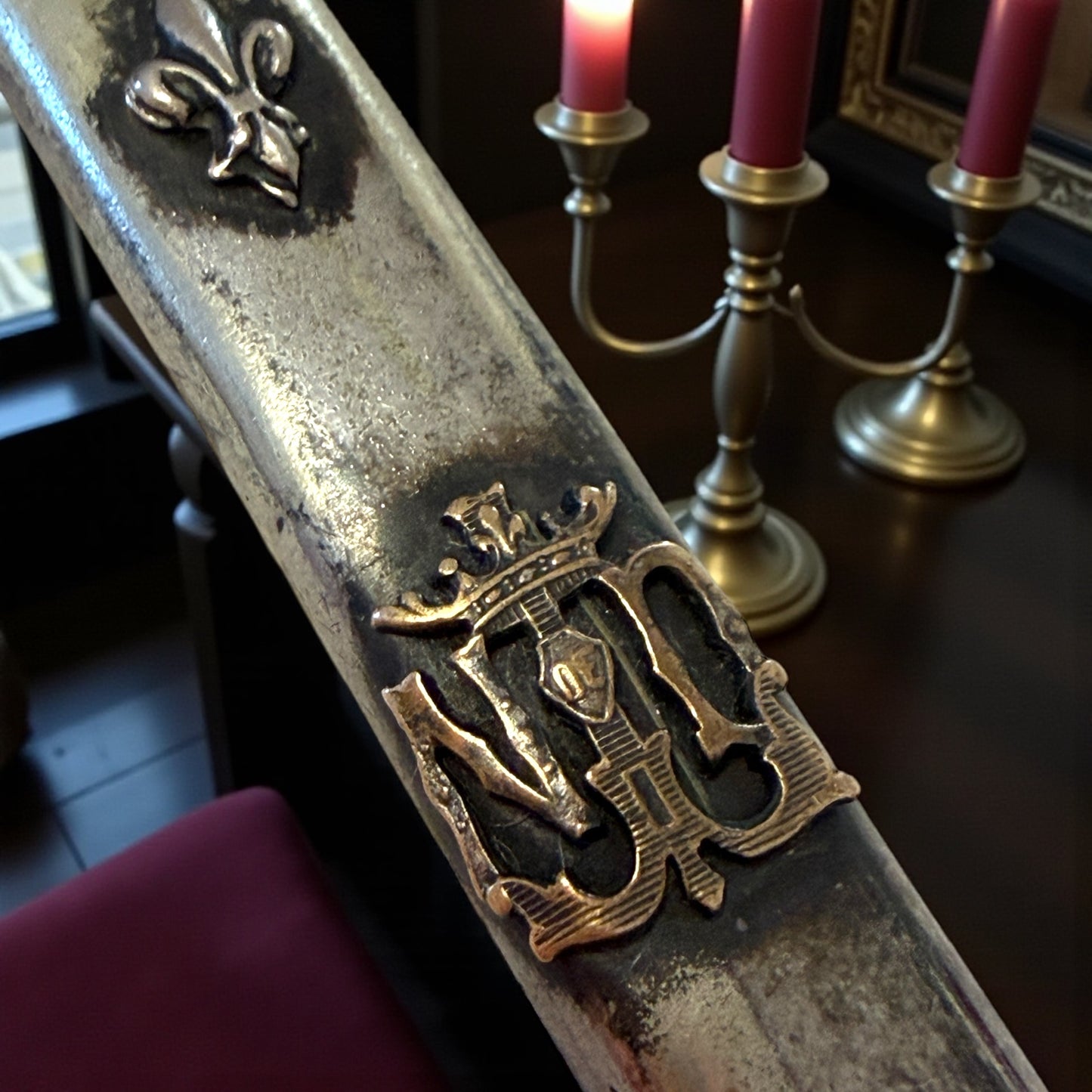 Porte crayon con monogramma e fleurs de lils, fine ‘800