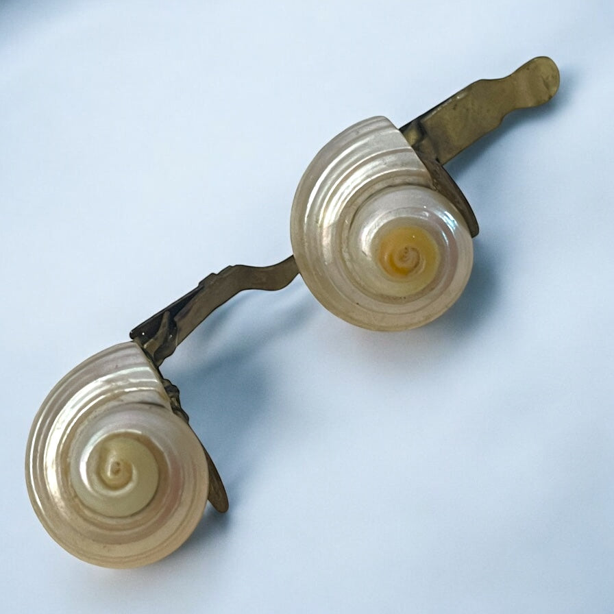 Splendidi orecchini, anni 40 a clip realizzati con incastonamento di vere conchiglie