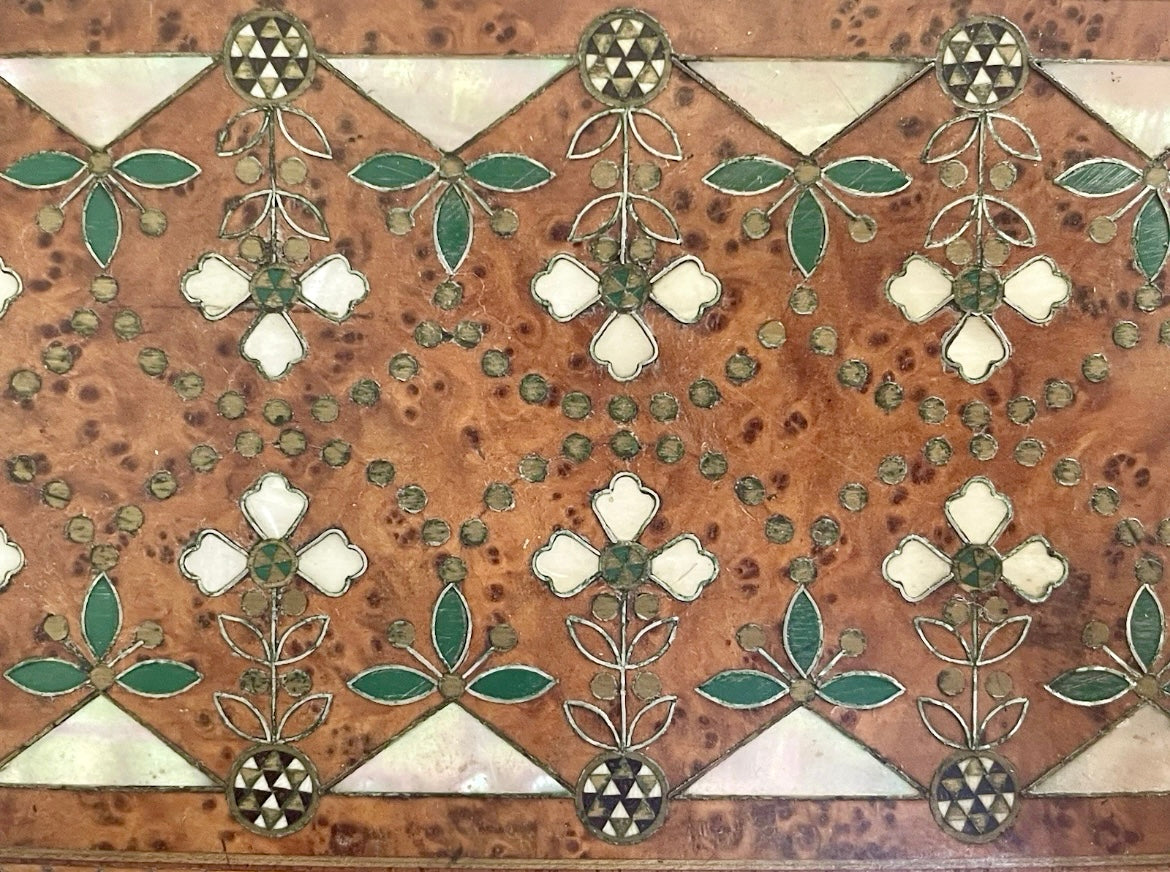 Scrigno porta gioielli intarsiato con fiori di madreperla, prima metà 900 ￼