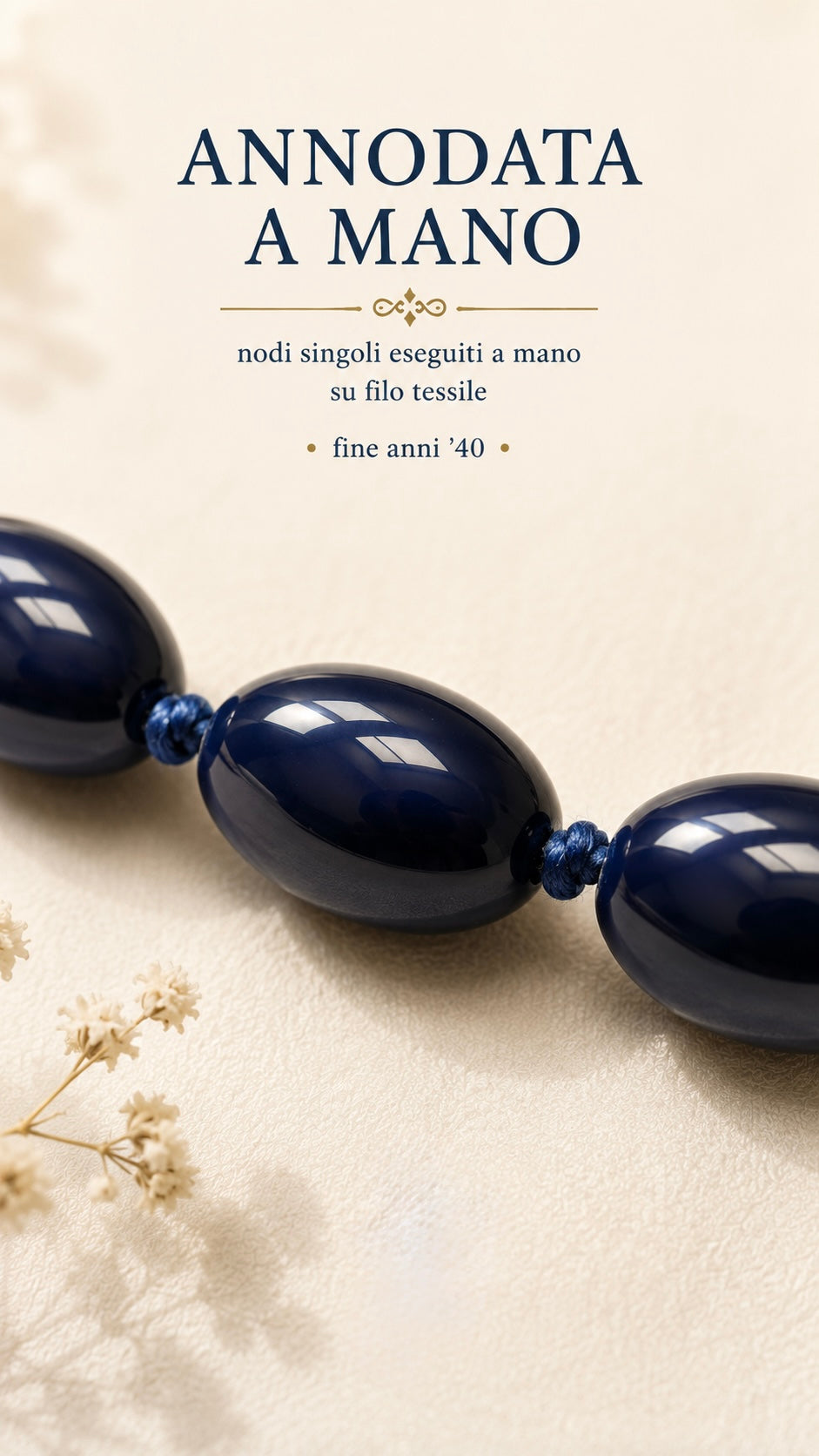 Splendida parure di fine anni ‘40 primi ‘50 in vetro pressato blu notte, collana in perle degradé ovalizzate e orecchini clip