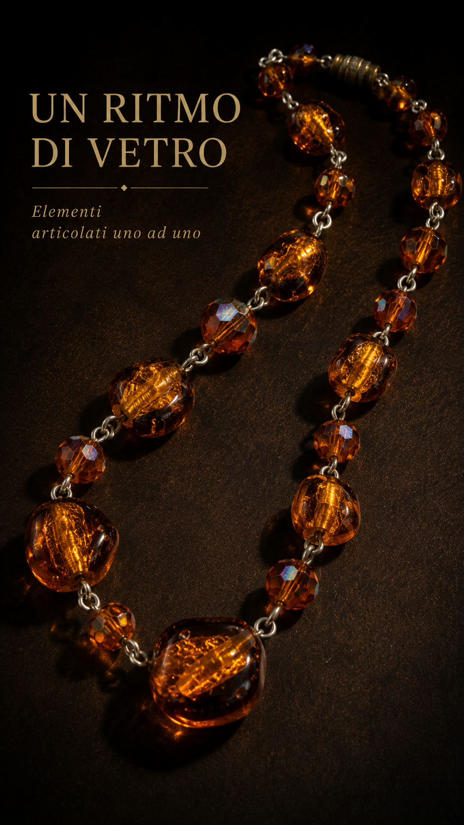 Collana a giro morbido con cristalli Aurora Borealis ed elementi in vetro irregolari con pagliuzze dorate, anni ‘60