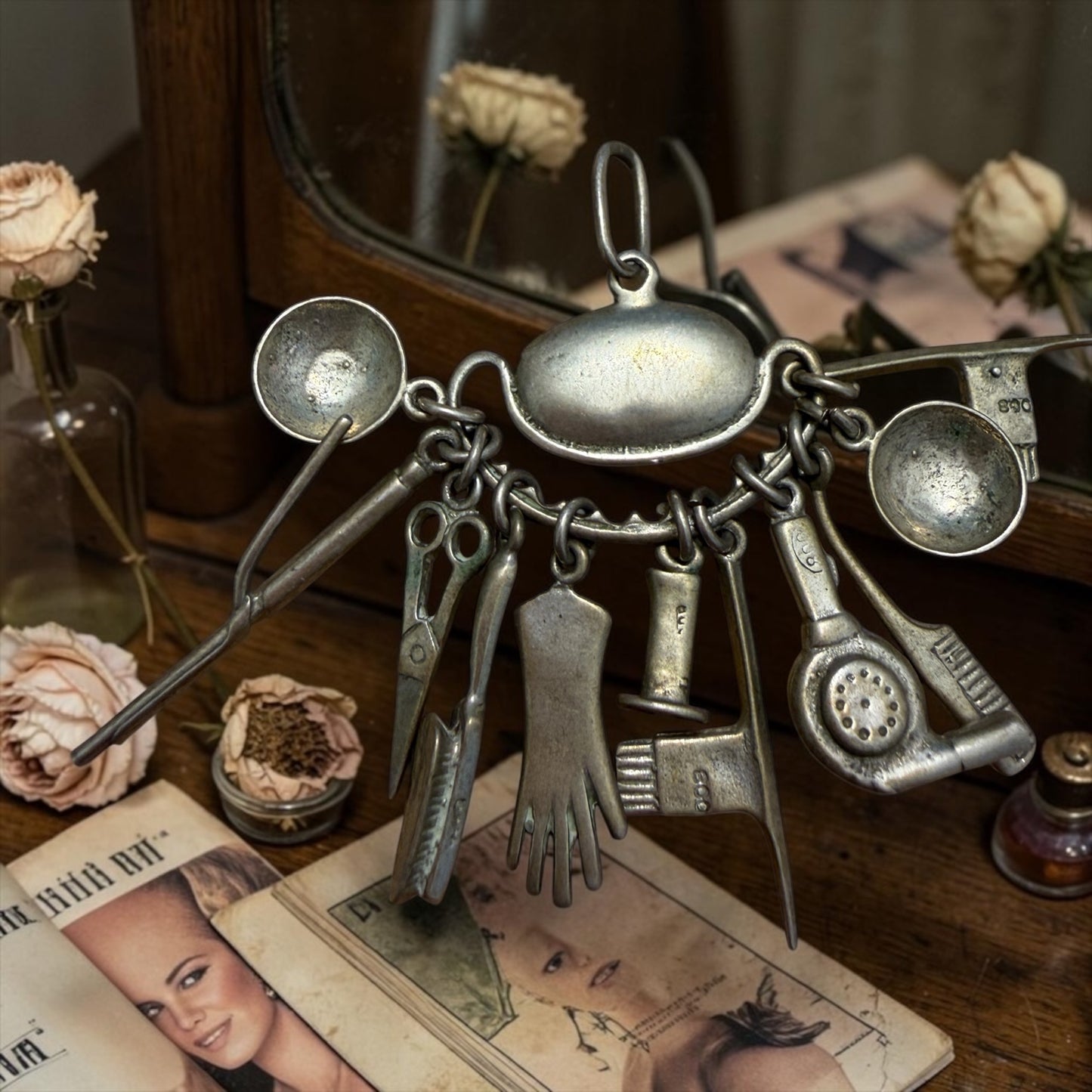 Pendente tematico in argento 800 con miniature, anni ‘50 barber shop / parrucchiere