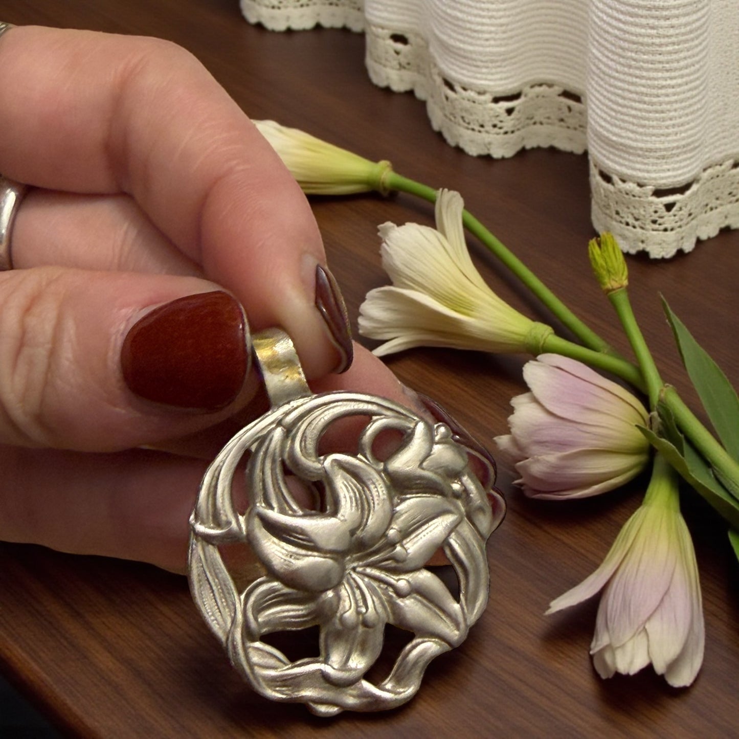 Pendente antico anni ‘30 argentato liberty a guisa di Iris